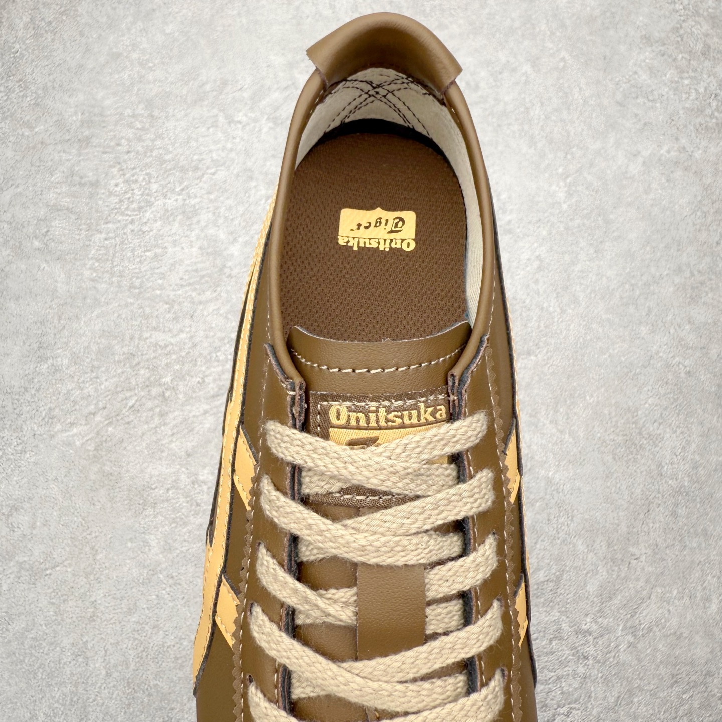 图片[5]-＃纯原福利 Asics Onitsuka Tiger MEXICO 66 亚瑟士鬼冢虎复古经典板鞋 市场最强版本 原厂牛津布加持 海外订单工厂出品 超成熟稳定的做工品控 原装全套纸板楦头开发 原汁原味 完美呈现版型 私模正确鞋底咬花纹路 一比一鞋头弧度高度鞋身弧度 绝不口嗨 细节品控鞋型随意秒杀市面 原档咬花纹路私模大底 一个单元有六个三角形 总体形拼接呈现花瓣状 官方四联吊牌 原装Ortholite轻量化鞋垫 原盒原配 质保卡 说明书 钢印防尘纸 纸板中底带钢印 乳胶组合鞋垫 支持全方位的对比专柜 产品从款式颜色造型上体现出追求舒适和细节的完美 鞋类更是推崇手工制作的严谨与完美 融舒适性与可穿性的设计风格 注重细节的完美和别致魅力 既保持稳重 又不失轻松的时尚感 尺码：36 37 37.5 38 39 39.5 40 40.5 41.5 42 42.5 43.5 44 45-选品中心