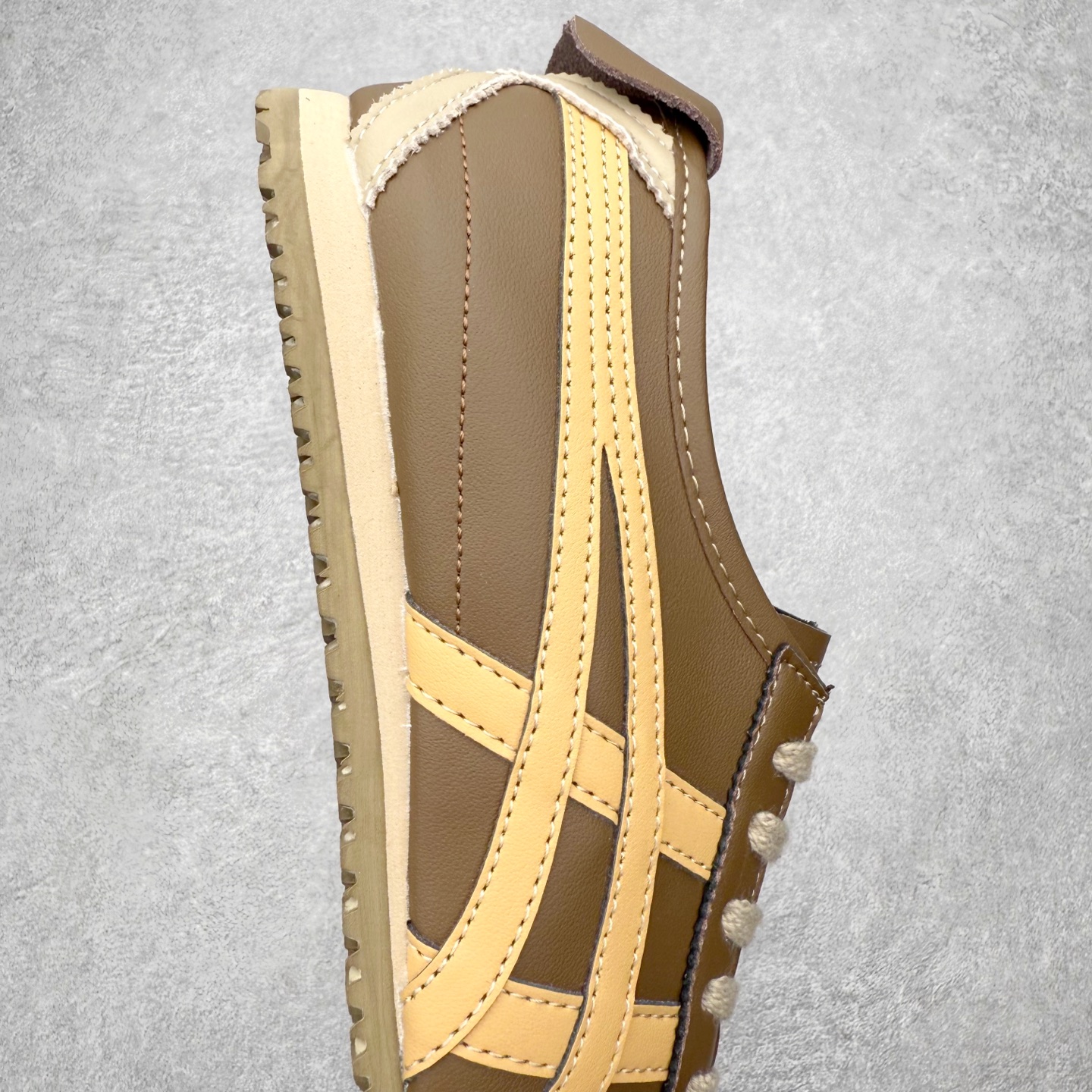 图片[6]-＃纯原福利 Asics Onitsuka Tiger MEXICO 66 亚瑟士鬼冢虎复古经典板鞋 市场最强版本 原厂牛津布加持 海外订单工厂出品 超成熟稳定的做工品控 原装全套纸板楦头开发 原汁原味 完美呈现版型 私模正确鞋底咬花纹路 一比一鞋头弧度高度鞋身弧度 绝不口嗨 细节品控鞋型随意秒杀市面 原档咬花纹路私模大底 一个单元有六个三角形 总体形拼接呈现花瓣状 官方四联吊牌 原装Ortholite轻量化鞋垫 原盒原配 质保卡 说明书 钢印防尘纸 纸板中底带钢印 乳胶组合鞋垫 支持全方位的对比专柜 产品从款式颜色造型上体现出追求舒适和细节的完美 鞋类更是推崇手工制作的严谨与完美 融舒适性与可穿性的设计风格 注重细节的完美和别致魅力 既保持稳重 又不失轻松的时尚感 尺码：36 37 37.5 38 39 39.5 40 40.5 41.5 42 42.5 43.5 44 45-选品中心