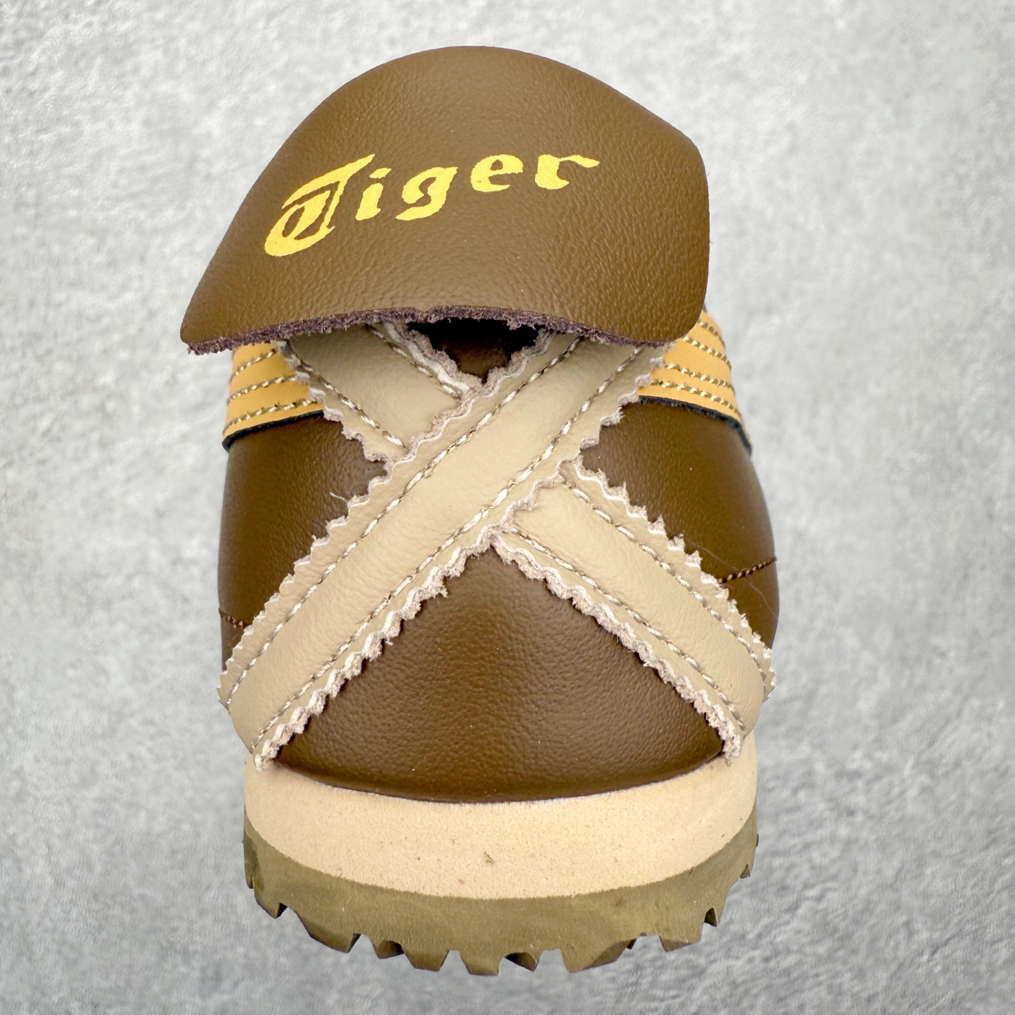 图片[8]-＃纯原福利 Asics Onitsuka Tiger MEXICO 66 亚瑟士鬼冢虎复古经典板鞋 市场最强版本 原厂牛津布加持 海外订单工厂出品 超成熟稳定的做工品控 原装全套纸板楦头开发 原汁原味 完美呈现版型 私模正确鞋底咬花纹路 一比一鞋头弧度高度鞋身弧度 绝不口嗨 细节品控鞋型随意秒杀市面 原档咬花纹路私模大底 一个单元有六个三角形 总体形拼接呈现花瓣状 官方四联吊牌 原装Ortholite轻量化鞋垫 原盒原配 质保卡 说明书 钢印防尘纸 纸板中底带钢印 乳胶组合鞋垫 支持全方位的对比专柜 产品从款式颜色造型上体现出追求舒适和细节的完美 鞋类更是推崇手工制作的严谨与完美 融舒适性与可穿性的设计风格 注重细节的完美和别致魅力 既保持稳重 又不失轻松的时尚感 尺码：36 37 37.5 38 39 39.5 40 40.5 41.5 42 42.5 43.5 44 45-选品中心