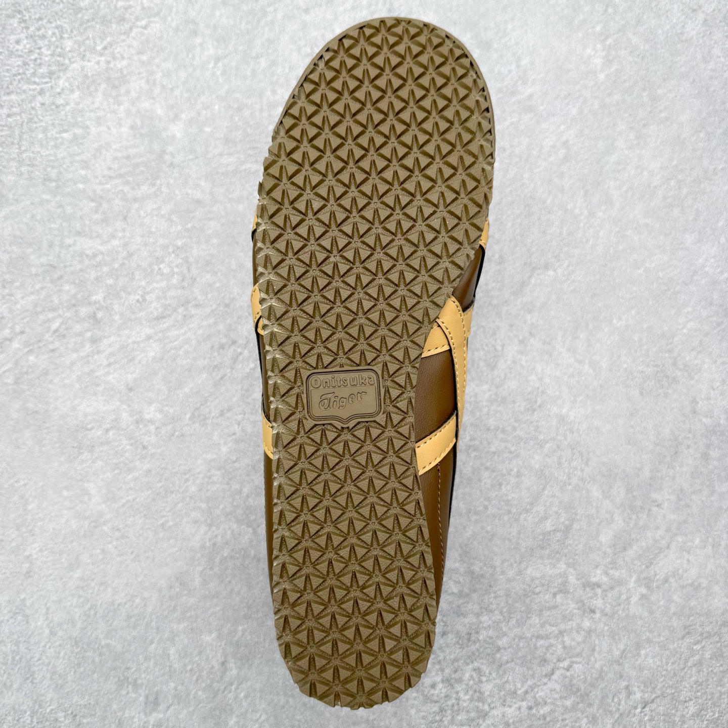 图片[9]-＃纯原福利 Asics Onitsuka Tiger MEXICO 66 亚瑟士鬼冢虎复古经典板鞋 市场最强版本 原厂牛津布加持 海外订单工厂出品 超成熟稳定的做工品控 原装全套纸板楦头开发 原汁原味 完美呈现版型 私模正确鞋底咬花纹路 一比一鞋头弧度高度鞋身弧度 绝不口嗨 细节品控鞋型随意秒杀市面 原档咬花纹路私模大底 一个单元有六个三角形 总体形拼接呈现花瓣状 官方四联吊牌 原装Ortholite轻量化鞋垫 原盒原配 质保卡 说明书 钢印防尘纸 纸板中底带钢印 乳胶组合鞋垫 支持全方位的对比专柜 产品从款式颜色造型上体现出追求舒适和细节的完美 鞋类更是推崇手工制作的严谨与完美 融舒适性与可穿性的设计风格 注重细节的完美和别致魅力 既保持稳重 又不失轻松的时尚感 尺码：36 37 37.5 38 39 39.5 40 40.5 41.5 42 42.5 43.5 44 45-选品中心