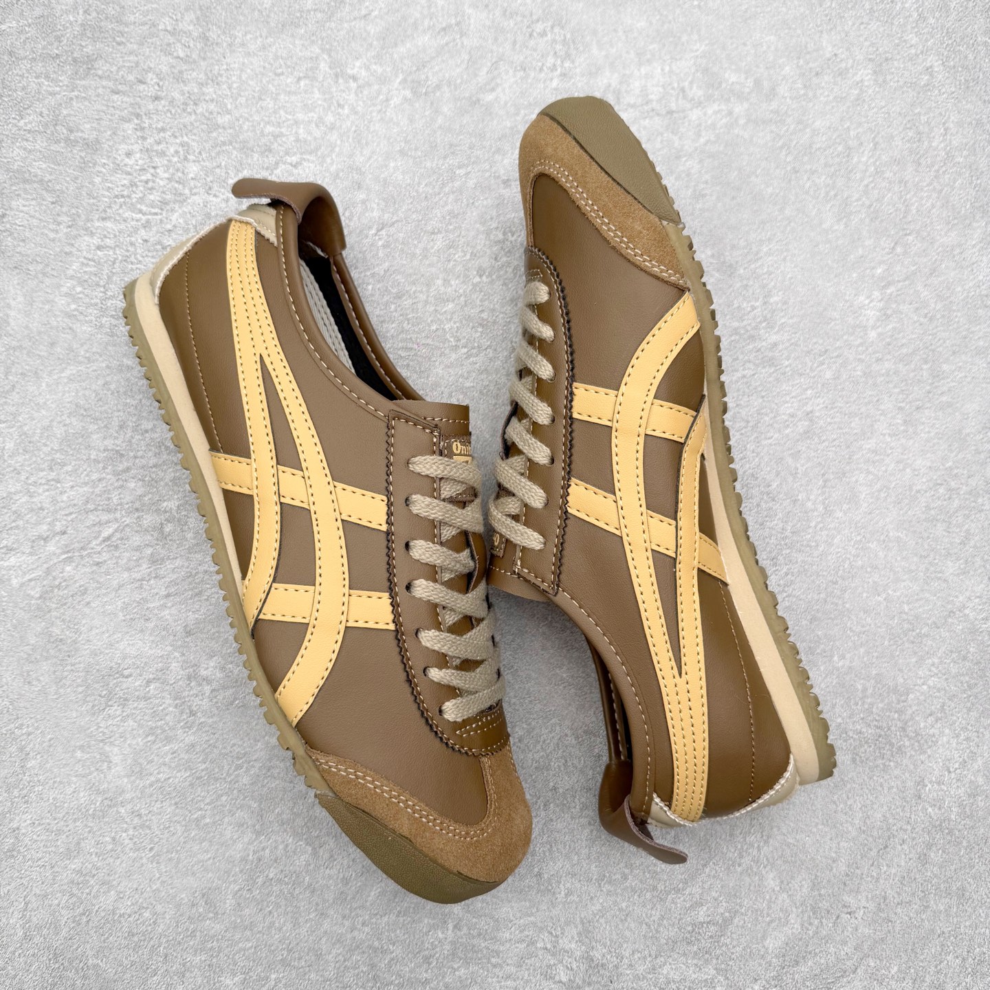 图片[3]-＃纯原福利 Asics Onitsuka Tiger MEXICO 66 亚瑟士鬼冢虎复古经典板鞋 市场最强版本 原厂牛津布加持 海外订单工厂出品 超成熟稳定的做工品控 原装全套纸板楦头开发 原汁原味 完美呈现版型 私模正确鞋底咬花纹路 一比一鞋头弧度高度鞋身弧度 绝不口嗨 细节品控鞋型随意秒杀市面 原档咬花纹路私模大底 一个单元有六个三角形 总体形拼接呈现花瓣状 官方四联吊牌 原装Ortholite轻量化鞋垫 原盒原配 质保卡 说明书 钢印防尘纸 纸板中底带钢印 乳胶组合鞋垫 支持全方位的对比专柜 产品从款式颜色造型上体现出追求舒适和细节的完美 鞋类更是推崇手工制作的严谨与完美 融舒适性与可穿性的设计风格 注重细节的完美和别致魅力 既保持稳重 又不失轻松的时尚感 尺码：36 37 37.5 38 39 39.5 40 40.5 41.5 42 42.5 43.5 44 45-选品中心