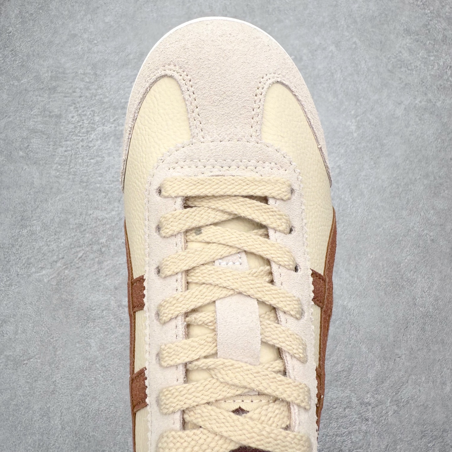 图片[4]-＃纯原福利 Asics Onitsuka Tiger MEXICO 66 亚瑟士鬼冢虎复古经典板鞋 市场最强版本 原厂牛津布加持 海外订单工厂出品 超成熟稳定的做工品控 原装全套纸板楦头开发 原汁原味 完美呈现版型 私模正确鞋底咬花纹路 一比一鞋头弧度高度鞋身弧度 绝不口嗨 细节品控鞋型随意秒杀市面 原档咬花纹路私模大底 一个单元有六个三角形 总体形拼接呈现花瓣状 官方四联吊牌 原装Ortholite轻量化鞋垫 原盒原配 质保卡 说明书 钢印防尘纸 纸板中底带钢印 乳胶组合鞋垫 支持全方位的对比专柜 产品从款式颜色造型上体现出追求舒适和细节的完美 鞋类更是推崇手工制作的严谨与完美 融舒适性与可穿性的设计风格 注重细节的完美和别致魅力 既保持稳重 又不失轻松的时尚感 尺码：36 37 37.5 38 39 39.5 40 40.5 41.5 42 42.5 43.5 44 45-选品中心