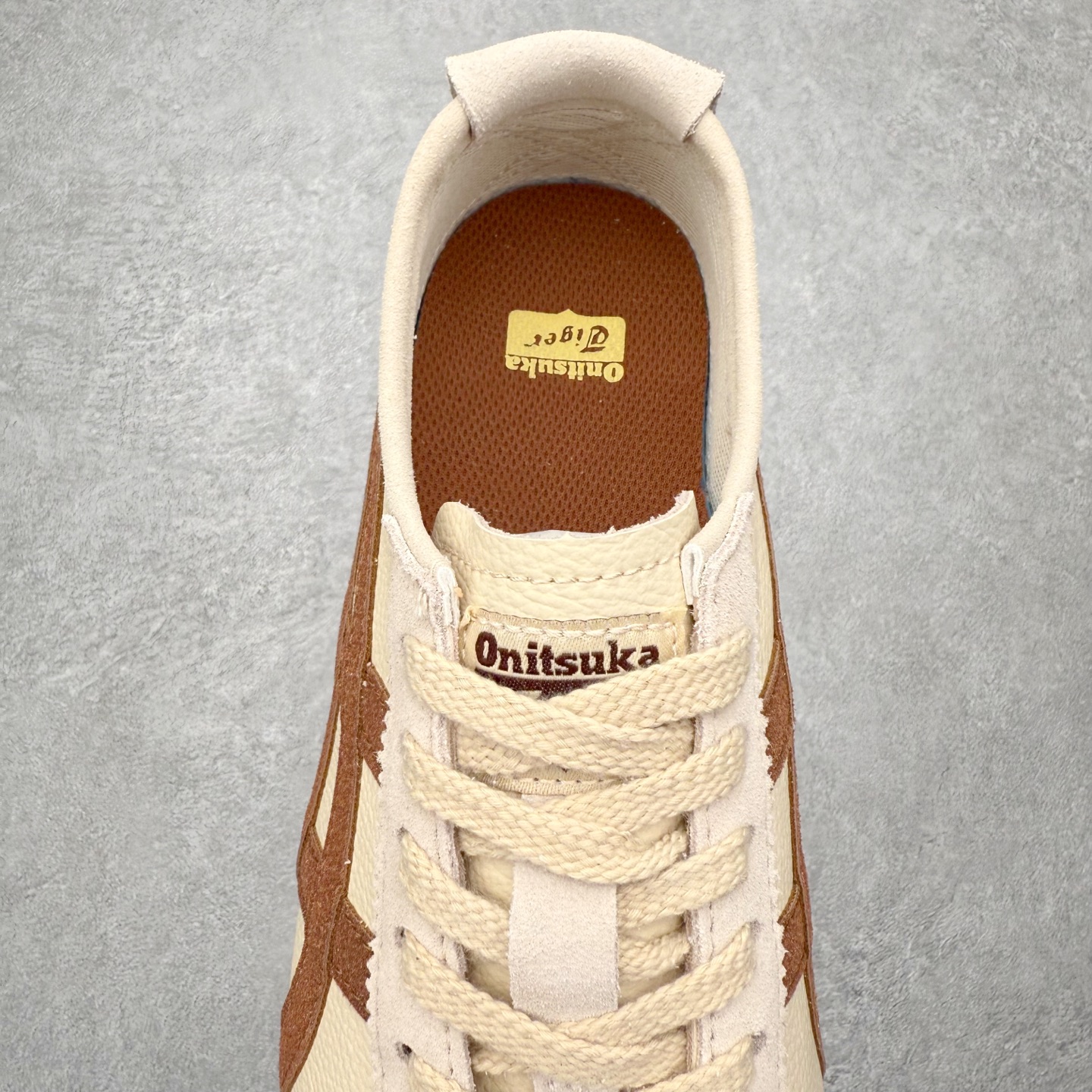 图片[5]-＃纯原福利 Asics Onitsuka Tiger MEXICO 66 亚瑟士鬼冢虎复古经典板鞋 市场最强版本 原厂牛津布加持 海外订单工厂出品 超成熟稳定的做工品控 原装全套纸板楦头开发 原汁原味 完美呈现版型 私模正确鞋底咬花纹路 一比一鞋头弧度高度鞋身弧度 绝不口嗨 细节品控鞋型随意秒杀市面 原档咬花纹路私模大底 一个单元有六个三角形 总体形拼接呈现花瓣状 官方四联吊牌 原装Ortholite轻量化鞋垫 原盒原配 质保卡 说明书 钢印防尘纸 纸板中底带钢印 乳胶组合鞋垫 支持全方位的对比专柜 产品从款式颜色造型上体现出追求舒适和细节的完美 鞋类更是推崇手工制作的严谨与完美 融舒适性与可穿性的设计风格 注重细节的完美和别致魅力 既保持稳重 又不失轻松的时尚感 尺码：36 37 37.5 38 39 39.5 40 40.5 41.5 42 42.5 43.5 44 45-选品中心