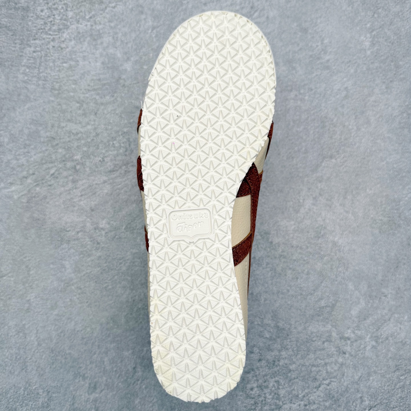 图片[9]-＃纯原福利 Asics Onitsuka Tiger MEXICO 66 亚瑟士鬼冢虎复古经典板鞋 市场最强版本 原厂牛津布加持 海外订单工厂出品 超成熟稳定的做工品控 原装全套纸板楦头开发 原汁原味 完美呈现版型 私模正确鞋底咬花纹路 一比一鞋头弧度高度鞋身弧度 绝不口嗨 细节品控鞋型随意秒杀市面 原档咬花纹路私模大底 一个单元有六个三角形 总体形拼接呈现花瓣状 官方四联吊牌 原装Ortholite轻量化鞋垫 原盒原配 质保卡 说明书 钢印防尘纸 纸板中底带钢印 乳胶组合鞋垫 支持全方位的对比专柜 产品从款式颜色造型上体现出追求舒适和细节的完美 鞋类更是推崇手工制作的严谨与完美 融舒适性与可穿性的设计风格 注重细节的完美和别致魅力 既保持稳重 又不失轻松的时尚感 尺码：36 37 37.5 38 39 39.5 40 40.5 41.5 42 42.5 43.5 44 45-选品中心