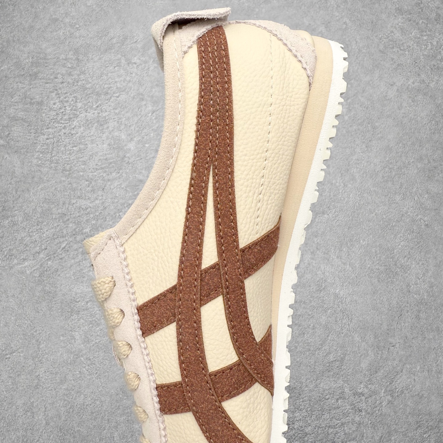 图片[7]-＃纯原福利 Asics Onitsuka Tiger MEXICO 66 亚瑟士鬼冢虎复古经典板鞋 市场最强版本 原厂牛津布加持 海外订单工厂出品 超成熟稳定的做工品控 原装全套纸板楦头开发 原汁原味 完美呈现版型 私模正确鞋底咬花纹路 一比一鞋头弧度高度鞋身弧度 绝不口嗨 细节品控鞋型随意秒杀市面 原档咬花纹路私模大底 一个单元有六个三角形 总体形拼接呈现花瓣状 官方四联吊牌 原装Ortholite轻量化鞋垫 原盒原配 质保卡 说明书 钢印防尘纸 纸板中底带钢印 乳胶组合鞋垫 支持全方位的对比专柜 产品从款式颜色造型上体现出追求舒适和细节的完美 鞋类更是推崇手工制作的严谨与完美 融舒适性与可穿性的设计风格 注重细节的完美和别致魅力 既保持稳重 又不失轻松的时尚感 尺码：36 37 37.5 38 39 39.5 40 40.5 41.5 42 42.5 43.5 44 45-选品中心