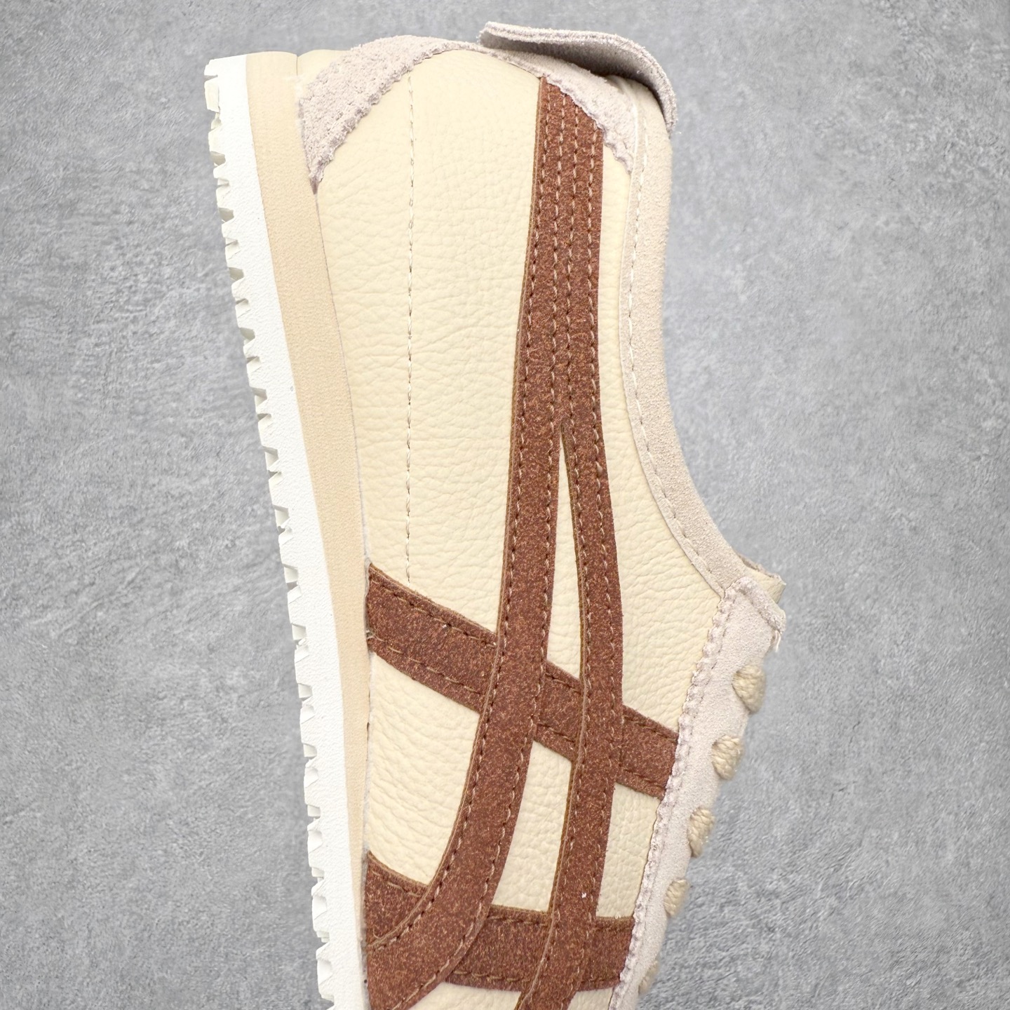 图片[6]-＃纯原福利 Asics Onitsuka Tiger MEXICO 66 亚瑟士鬼冢虎复古经典板鞋 市场最强版本 原厂牛津布加持 海外订单工厂出品 超成熟稳定的做工品控 原装全套纸板楦头开发 原汁原味 完美呈现版型 私模正确鞋底咬花纹路 一比一鞋头弧度高度鞋身弧度 绝不口嗨 细节品控鞋型随意秒杀市面 原档咬花纹路私模大底 一个单元有六个三角形 总体形拼接呈现花瓣状 官方四联吊牌 原装Ortholite轻量化鞋垫 原盒原配 质保卡 说明书 钢印防尘纸 纸板中底带钢印 乳胶组合鞋垫 支持全方位的对比专柜 产品从款式颜色造型上体现出追求舒适和细节的完美 鞋类更是推崇手工制作的严谨与完美 融舒适性与可穿性的设计风格 注重细节的完美和别致魅力 既保持稳重 又不失轻松的时尚感 尺码：36 37 37.5 38 39 39.5 40 40.5 41.5 42 42.5 43.5 44 45-选品中心