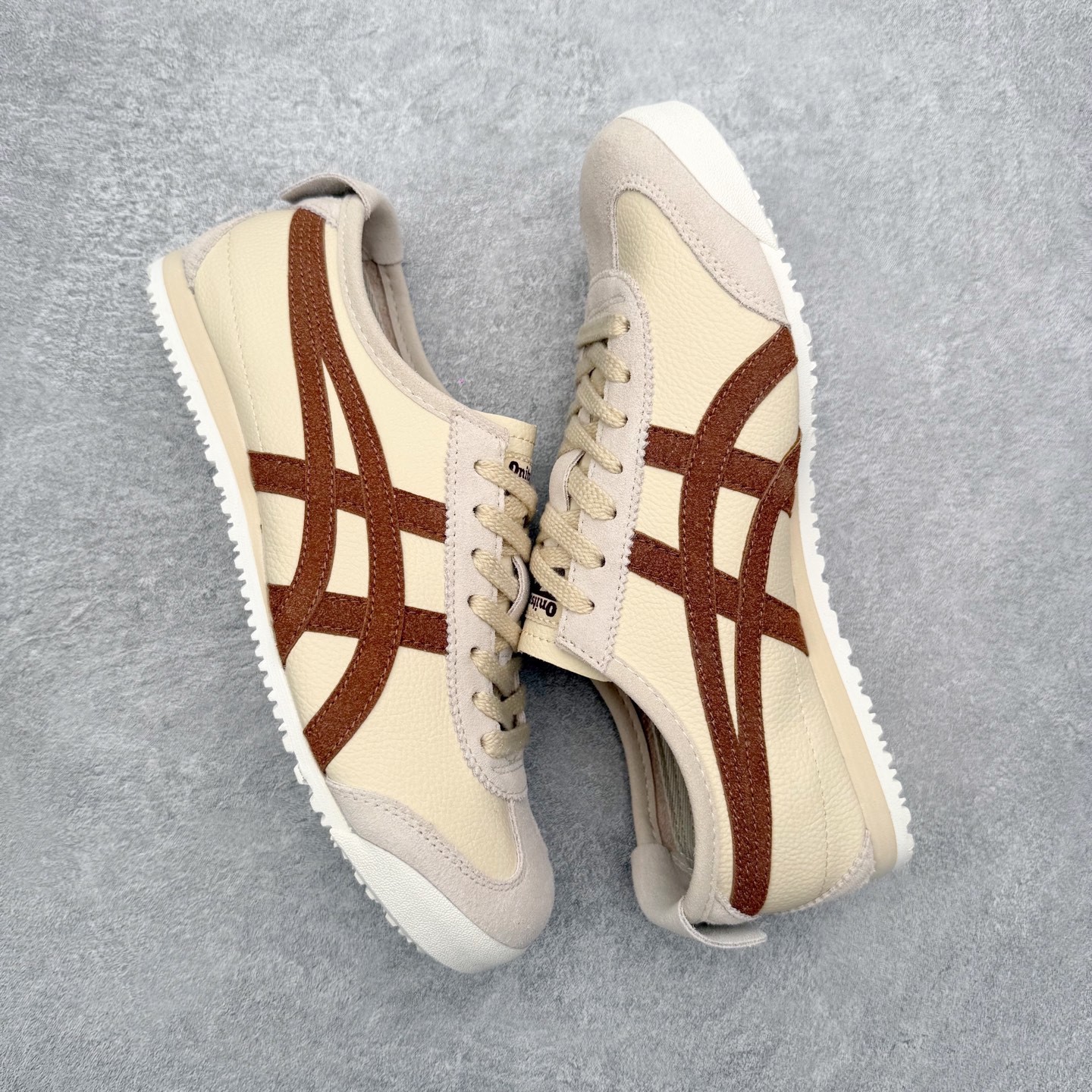 图片[3]-＃纯原福利 Asics Onitsuka Tiger MEXICO 66 亚瑟士鬼冢虎复古经典板鞋 市场最强版本 原厂牛津布加持 海外订单工厂出品 超成熟稳定的做工品控 原装全套纸板楦头开发 原汁原味 完美呈现版型 私模正确鞋底咬花纹路 一比一鞋头弧度高度鞋身弧度 绝不口嗨 细节品控鞋型随意秒杀市面 原档咬花纹路私模大底 一个单元有六个三角形 总体形拼接呈现花瓣状 官方四联吊牌 原装Ortholite轻量化鞋垫 原盒原配 质保卡 说明书 钢印防尘纸 纸板中底带钢印 乳胶组合鞋垫 支持全方位的对比专柜 产品从款式颜色造型上体现出追求舒适和细节的完美 鞋类更是推崇手工制作的严谨与完美 融舒适性与可穿性的设计风格 注重细节的完美和别致魅力 既保持稳重 又不失轻松的时尚感 尺码：36 37 37.5 38 39 39.5 40 40.5 41.5 42 42.5 43.5 44 45-选品中心