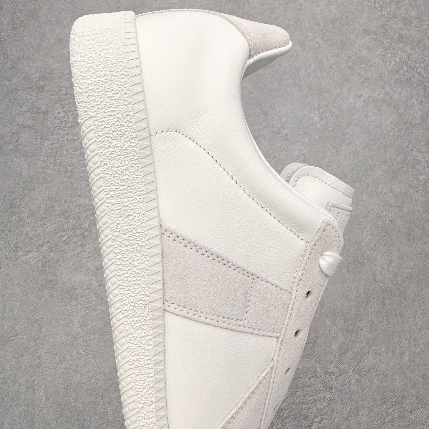 图片[6]-＃GD广顶 Maison Margiela Calfskin Replica 马吉拉复古低帮时尚德训鞋 上万点击率爆款 高端零售专供批次 全套原楦原纸板原厂数据开发 全鞋荧光划线卡点 胶水把控整洁度追求极致完美 多重QC质检 超越公司货的品控标准 实实在在的免检产品 原盒原配防尘袋购物卡 全网唯一正确0-23数字排版 一比一间距字体 内里全头层小羊皮 原版防滑鞋底设计 灰色翻毛牛皮 白色细纹贝利头层皮 依照原版逐帧开发 原装淡粉纸板中底带编号钢印 尺码：35 36 36.5 37 38 39 40 41 42 42.5 43 44 44.5 45-选品中心