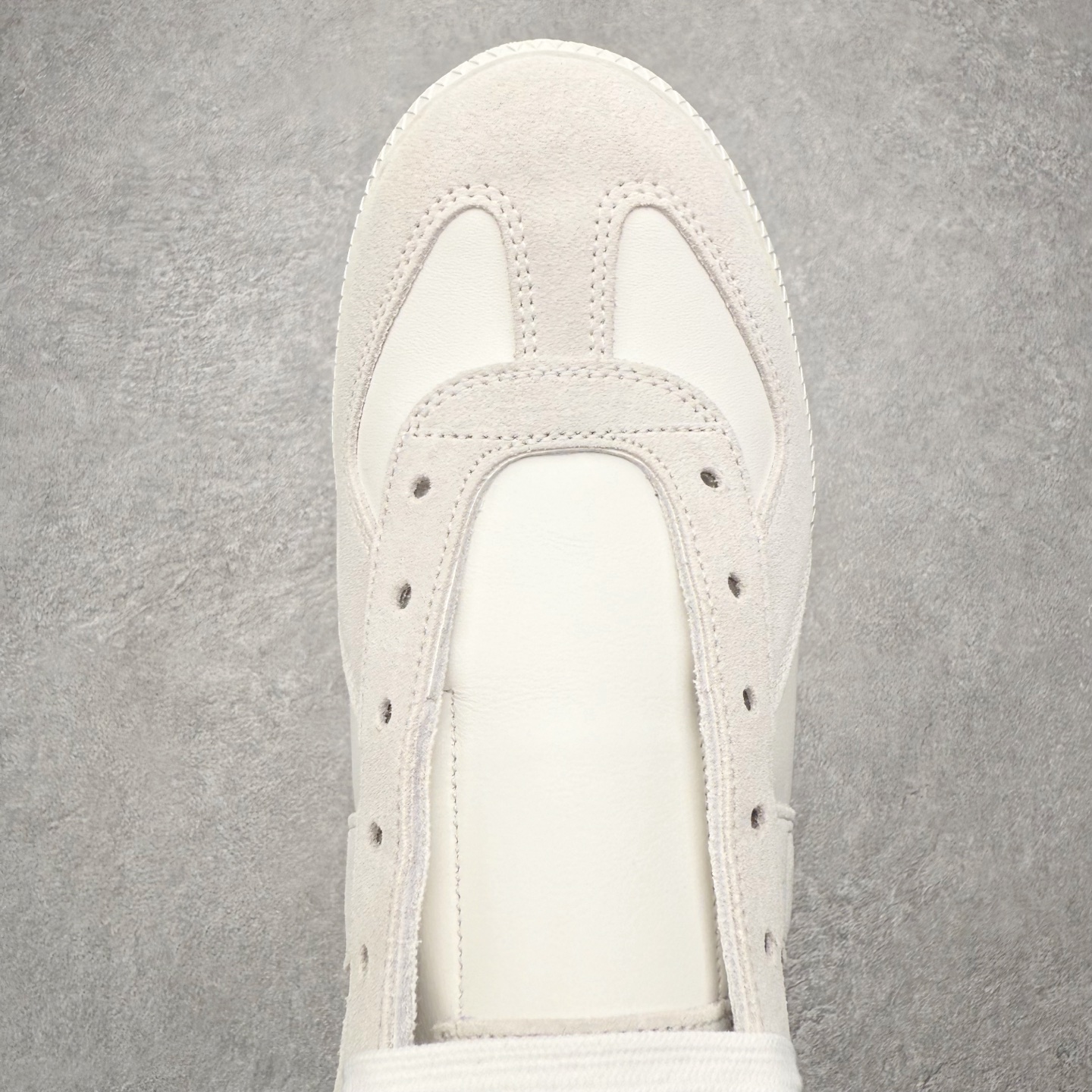 图片[4]-＃GD广顶 Maison Margiela Calfskin Replica 马吉拉复古低帮时尚德训鞋 上万点击率爆款 高端零售专供批次 全套原楦原纸板原厂数据开发 全鞋荧光划线卡点 胶水把控整洁度追求极致完美 多重QC质检 超越公司货的品控标准 实实在在的免检产品 原盒原配防尘袋购物卡 全网唯一正确0-23数字排版 一比一间距字体 内里全头层小羊皮 原版防滑鞋底设计 灰色翻毛牛皮 白色细纹贝利头层皮 依照原版逐帧开发 原装淡粉纸板中底带编号钢印 尺码：35 36 36.5 37 38 39 40 41 42 42.5 43 44 44.5 45-选品中心