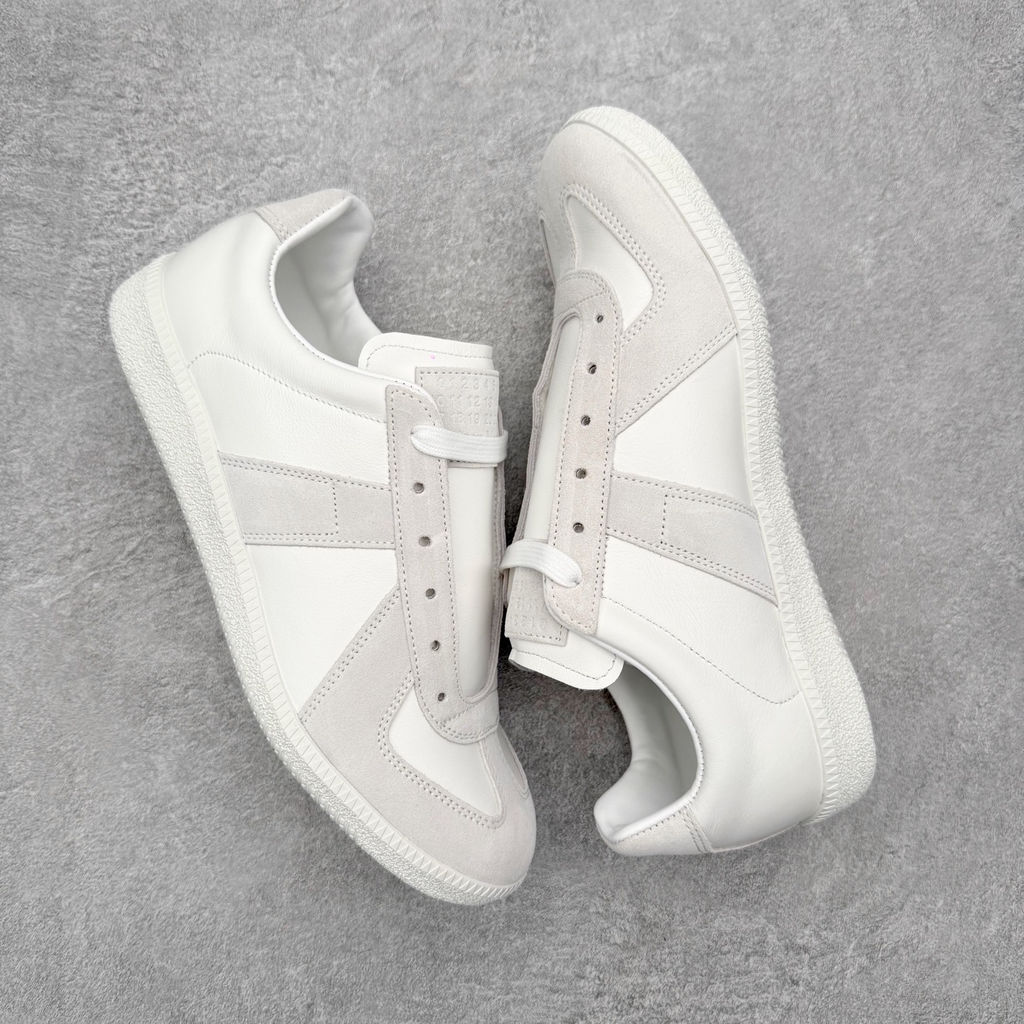 图片[3]-＃GD广顶 Maison Margiela Calfskin Replica 马吉拉复古低帮时尚德训鞋 上万点击率爆款 高端零售专供批次 全套原楦原纸板原厂数据开发 全鞋荧光划线卡点 胶水把控整洁度追求极致完美 多重QC质检 超越公司货的品控标准 实实在在的免检产品 原盒原配防尘袋购物卡 全网唯一正确0-23数字排版 一比一间距字体 内里全头层小羊皮 原版防滑鞋底设计 灰色翻毛牛皮 白色细纹贝利头层皮 依照原版逐帧开发 原装淡粉纸板中底带编号钢印 尺码：35 36 36.5 37 38 39 40 41 42 42.5 43 44 44.5 45-选品中心