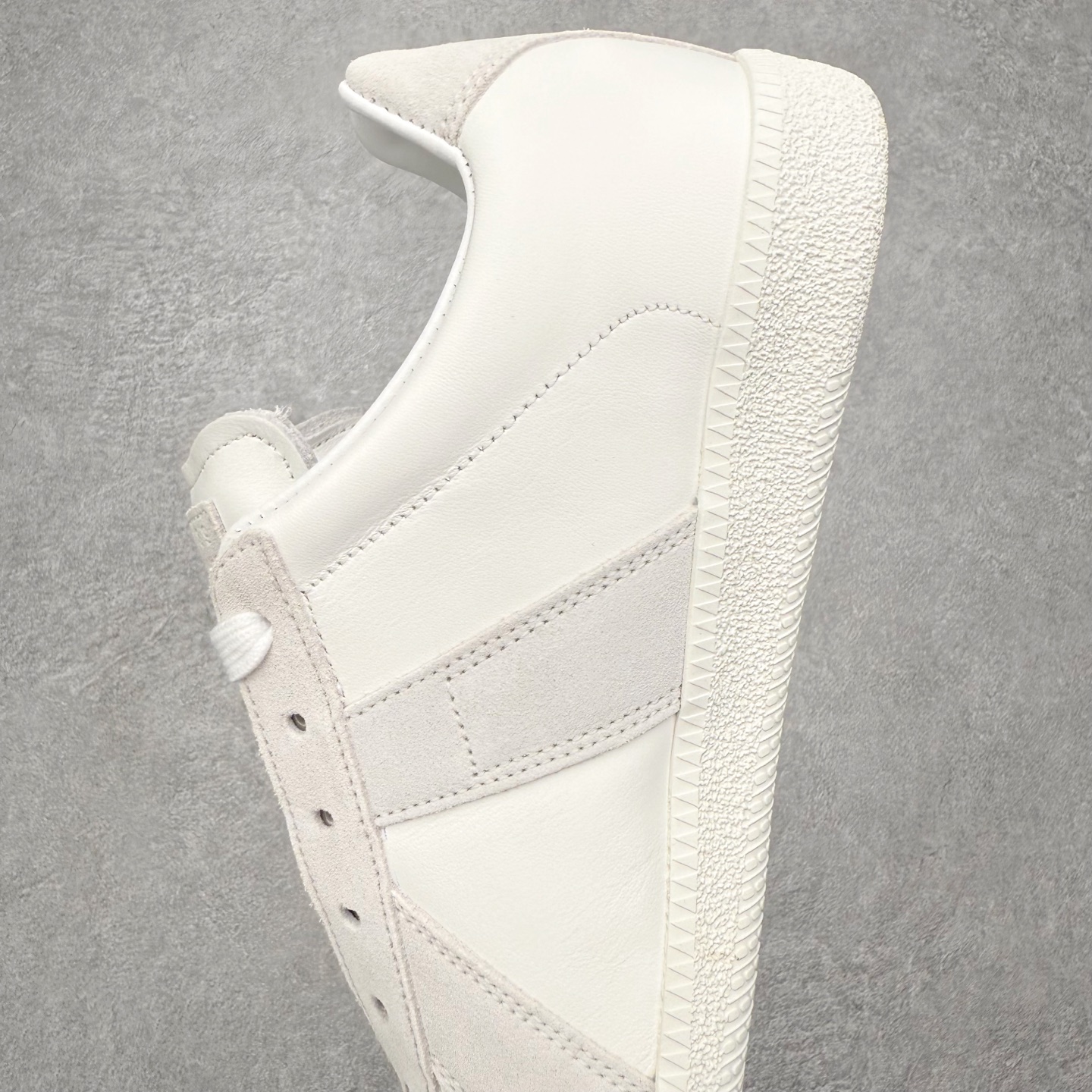 图片[7]-＃GD广顶 Maison Margiela Calfskin Replica 马吉拉复古低帮时尚德训鞋 上万点击率爆款 高端零售专供批次 全套原楦原纸板原厂数据开发 全鞋荧光划线卡点 胶水把控整洁度追求极致完美 多重QC质检 超越公司货的品控标准 实实在在的免检产品 原盒原配防尘袋购物卡 全网唯一正确0-23数字排版 一比一间距字体 内里全头层小羊皮 原版防滑鞋底设计 灰色翻毛牛皮 白色细纹贝利头层皮 依照原版逐帧开发 原装淡粉纸板中底带编号钢印 尺码：35 36 36.5 37 38 39 40 41 42 42.5 43 44 44.5 45-选品中心