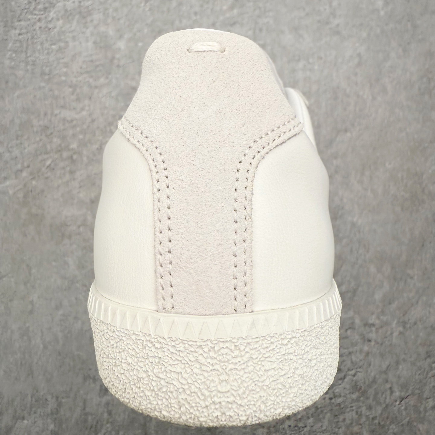 图片[8]-＃GD广顶 Maison Margiela Calfskin Replica 马吉拉复古低帮时尚德训鞋 上万点击率爆款 高端零售专供批次 全套原楦原纸板原厂数据开发 全鞋荧光划线卡点 胶水把控整洁度追求极致完美 多重QC质检 超越公司货的品控标准 实实在在的免检产品 原盒原配防尘袋购物卡 全网唯一正确0-23数字排版 一比一间距字体 内里全头层小羊皮 原版防滑鞋底设计 灰色翻毛牛皮 白色细纹贝利头层皮 依照原版逐帧开发 原装淡粉纸板中底带编号钢印 尺码：35 36 36.5 37 38 39 40 41 42 42.5 43 44 44.5 45-选品中心