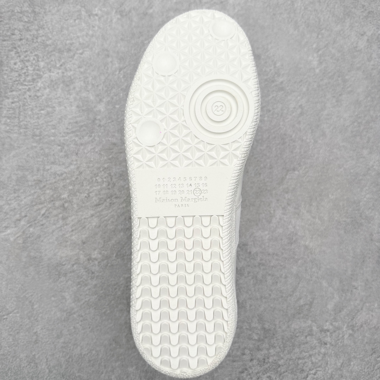 图片[9]-＃GD广顶 Maison Margiela Calfskin Replica 马吉拉复古低帮时尚德训鞋 上万点击率爆款 高端零售专供批次 全套原楦原纸板原厂数据开发 全鞋荧光划线卡点 胶水把控整洁度追求极致完美 多重QC质检 超越公司货的品控标准 实实在在的免检产品 原盒原配防尘袋购物卡 全网唯一正确0-23数字排版 一比一间距字体 内里全头层小羊皮 原版防滑鞋底设计 灰色翻毛牛皮 白色细纹贝利头层皮 依照原版逐帧开发 原装淡粉纸板中底带编号钢印 尺码：35 36 36.5 37 38 39 40 41 42 42.5 43 44 44.5 45-选品中心