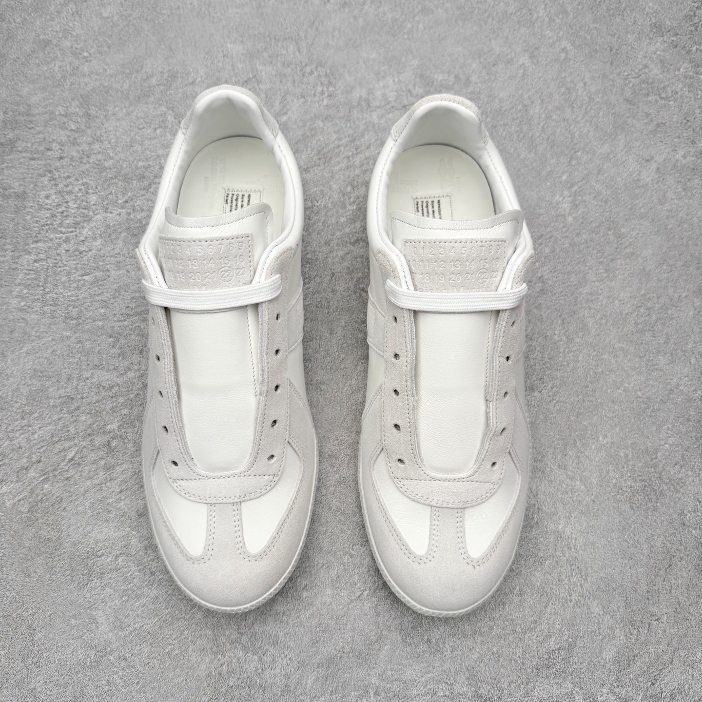图片[2]-＃GD广顶 Maison Margiela Calfskin Replica 马吉拉复古低帮时尚德训鞋 上万点击率爆款 高端零售专供批次 全套原楦原纸板原厂数据开发 全鞋荧光划线卡点 胶水把控整洁度追求极致完美 多重QC质检 超越公司货的品控标准 实实在在的免检产品 原盒原配防尘袋购物卡 全网唯一正确0-23数字排版 一比一间距字体 内里全头层小羊皮 原版防滑鞋底设计 灰色翻毛牛皮 白色细纹贝利头层皮 依照原版逐帧开发 原装淡粉纸板中底带编号钢印 尺码：35 36 36.5 37 38 39 40 41 42 42.5 43 44 44.5 45-选品中心