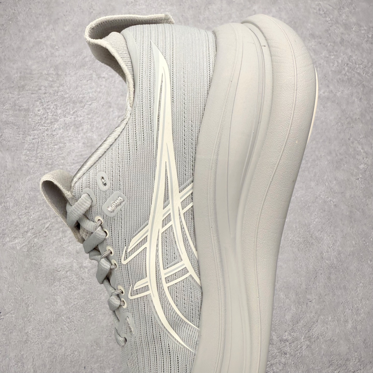 图片[7]-Asics GEL-Nimbus 28 亚瑟士缓震跑鞋 近年复古风潮的势头很旺 ASICS一直坚信保持身体的健康与活力是打造健康快乐的生活方式的最佳途径 ASICS为复古鞋型注入新设计 为玩家的街头穿搭提供了更多可能 GEL-NIMBUSTM9运动鞋最初是为中立和仰卧跑步者设计的长距离训练器 采用原始材料和关键细节重新设计 其Y2K时代的工业外观也被大胆的对比和色块所抵消 尺码：36 36.5 37.5 38 38.5 39 40 40.5 41.5 42 42.5 43.5 44 44.5 45-选品中心