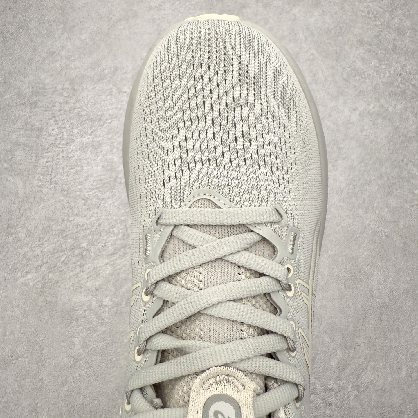 图片[4]-Asics GEL-Nimbus 28 亚瑟士缓震跑鞋 近年复古风潮的势头很旺 ASICS一直坚信保持身体的健康与活力是打造健康快乐的生活方式的最佳途径 ASICS为复古鞋型注入新设计 为玩家的街头穿搭提供了更多可能 GEL-NIMBUSTM9运动鞋最初是为中立和仰卧跑步者设计的长距离训练器 采用原始材料和关键细节重新设计 其Y2K时代的工业外观也被大胆的对比和色块所抵消 尺码：36 36.5 37.5 38 38.5 39 40 40.5 41.5 42 42.5 43.5 44 44.5 45-选品中心