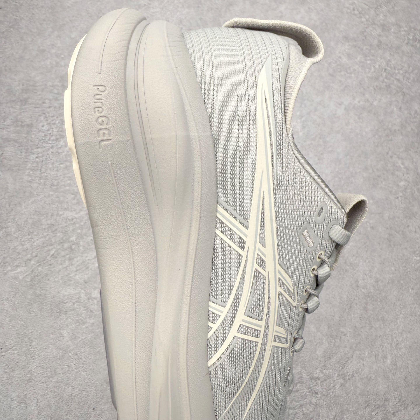 图片[6]-Asics GEL-Nimbus 28 亚瑟士缓震跑鞋 近年复古风潮的势头很旺 ASICS一直坚信保持身体的健康与活力是打造健康快乐的生活方式的最佳途径 ASICS为复古鞋型注入新设计 为玩家的街头穿搭提供了更多可能 GEL-NIMBUSTM9运动鞋最初是为中立和仰卧跑步者设计的长距离训练器 采用原始材料和关键细节重新设计 其Y2K时代的工业外观也被大胆的对比和色块所抵消 尺码：36 36.5 37.5 38 38.5 39 40 40.5 41.5 42 42.5 43.5 44 44.5 45-选品中心