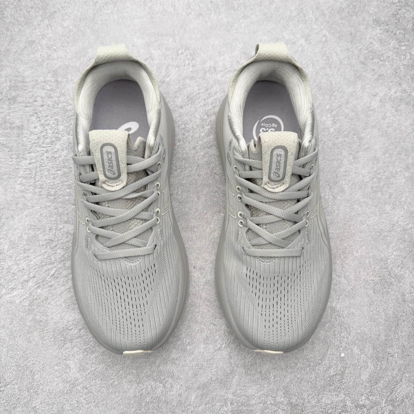 图片[2]-Asics GEL-Nimbus 28 亚瑟士缓震跑鞋 近年复古风潮的势头很旺 ASICS一直坚信保持身体的健康与活力是打造健康快乐的生活方式的最佳途径 ASICS为复古鞋型注入新设计 为玩家的街头穿搭提供了更多可能 GEL-NIMBUSTM9运动鞋最初是为中立和仰卧跑步者设计的长距离训练器 采用原始材料和关键细节重新设计 其Y2K时代的工业外观也被大胆的对比和色块所抵消 尺码：36 36.5 37.5 38 38.5 39 40 40.5 41.5 42 42.5 43.5 44 44.5 45-选品中心