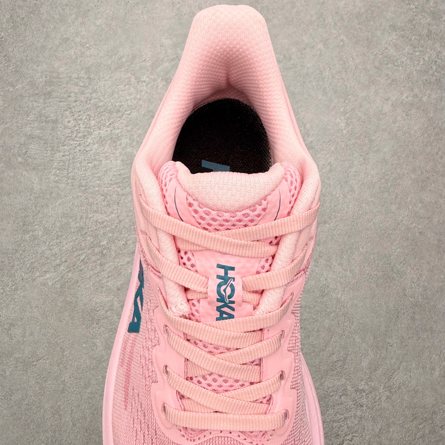 图片[5]-HOKA ONE ONE Bondi 9 WIDE 邦迪九代舒适防滑耐磨低帮休闲跑步鞋 HOKA ONE ONE是来自美国的跑步鞋知名品牌，创立于2009年，始终致力于为所有跑者提供更新、更好的跑步装备。相比常规跑鞋，HOKA ONE ONE特别研发使用性能独特的几何形跑鞋中底，此种鞋底更厚、更高、回弹性也更好，除了卓越的缓冲性能，它还能內各种阶段的跑者带来更具动感、更加稳定的跑步体验。HOKAONE ONE从设计之初就清楚意识到，要保证跑者步幅的均匀一致，双脚自然而然的运动至关重要。尺码：36 36.5 37.5 38 38.5 39 40 40.5 41 42 42.5 43 44 44.5 45-选品中心