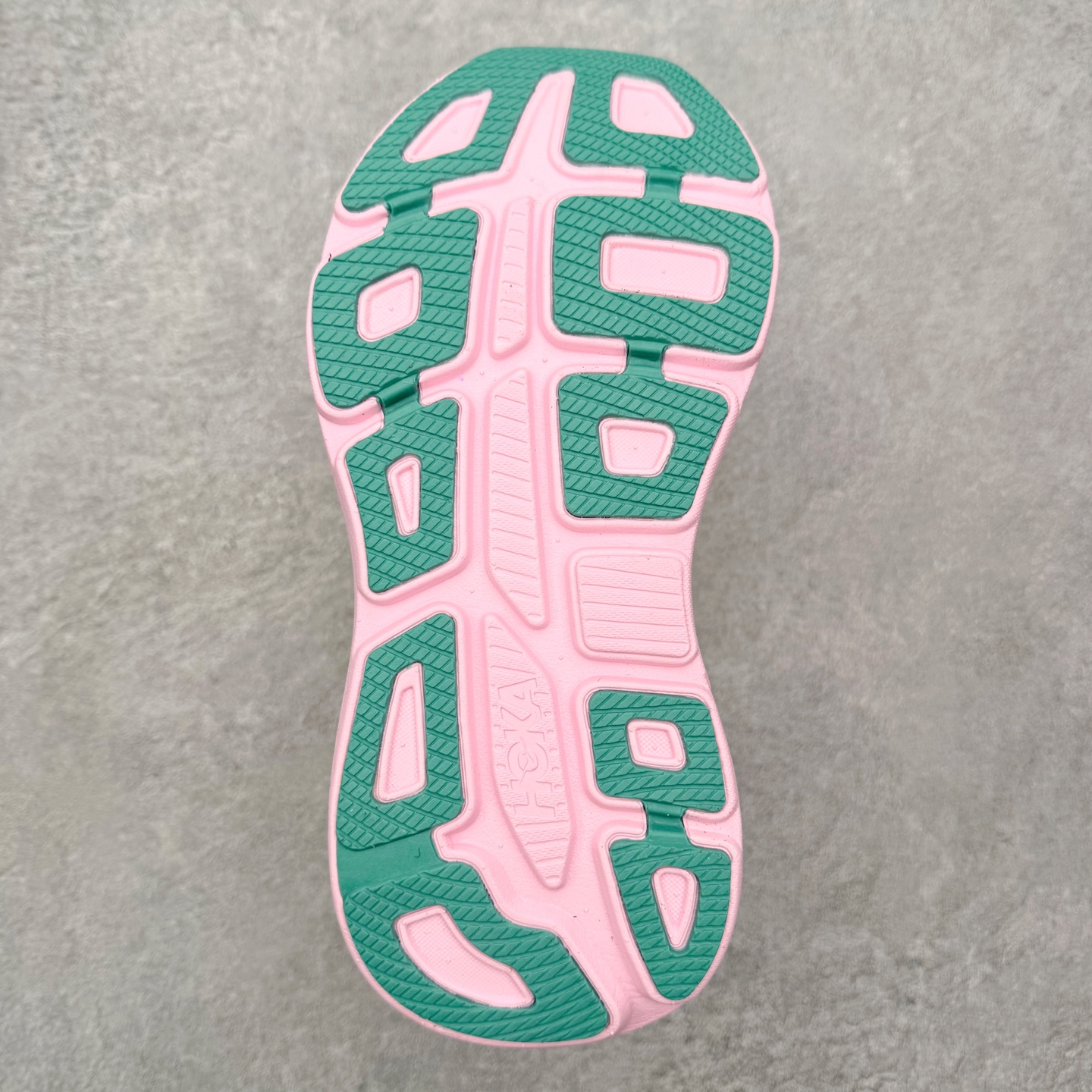 图片[9]-HOKA ONE ONE Bondi 9 WIDE 邦迪九代舒适防滑耐磨低帮休闲跑步鞋 HOKA ONE ONE是来自美国的跑步鞋知名品牌，创立于2009年，始终致力于为所有跑者提供更新、更好的跑步装备。相比常规跑鞋，HOKA ONE ONE特别研发使用性能独特的几何形跑鞋中底，此种鞋底更厚、更高、回弹性也更好，除了卓越的缓冲性能，它还能內各种阶段的跑者带来更具动感、更加稳定的跑步体验。HOKAONE ONE从设计之初就清楚意识到，要保证跑者步幅的均匀一致，双脚自然而然的运动至关重要。尺码：36 36.5 37.5 38 38.5 39 40 40.5 41 42 42.5 43 44 44.5 45-选品中心