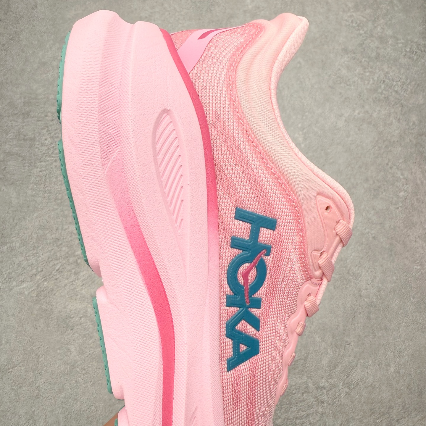 图片[6]-HOKA ONE ONE Bondi 9 WIDE 邦迪九代舒适防滑耐磨低帮休闲跑步鞋 HOKA ONE ONE是来自美国的跑步鞋知名品牌，创立于2009年，始终致力于为所有跑者提供更新、更好的跑步装备。相比常规跑鞋，HOKA ONE ONE特别研发使用性能独特的几何形跑鞋中底，此种鞋底更厚、更高、回弹性也更好，除了卓越的缓冲性能，它还能內各种阶段的跑者带来更具动感、更加稳定的跑步体验。HOKAONE ONE从设计之初就清楚意识到，要保证跑者步幅的均匀一致，双脚自然而然的运动至关重要。尺码：36 36.5 37.5 38 38.5 39 40 40.5 41 42 42.5 43 44 44.5 45-选品中心