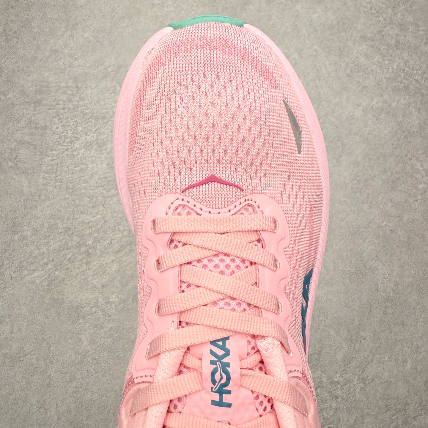 图片[4]-HOKA ONE ONE Bondi 9 WIDE 邦迪九代舒适防滑耐磨低帮休闲跑步鞋 HOKA ONE ONE是来自美国的跑步鞋知名品牌，创立于2009年，始终致力于为所有跑者提供更新、更好的跑步装备。相比常规跑鞋，HOKA ONE ONE特别研发使用性能独特的几何形跑鞋中底，此种鞋底更厚、更高、回弹性也更好，除了卓越的缓冲性能，它还能內各种阶段的跑者带来更具动感、更加稳定的跑步体验。HOKAONE ONE从设计之初就清楚意识到，要保证跑者步幅的均匀一致，双脚自然而然的运动至关重要。尺码：36 36.5 37.5 38 38.5 39 40 40.5 41 42 42.5 43 44 44.5 45-选品中心