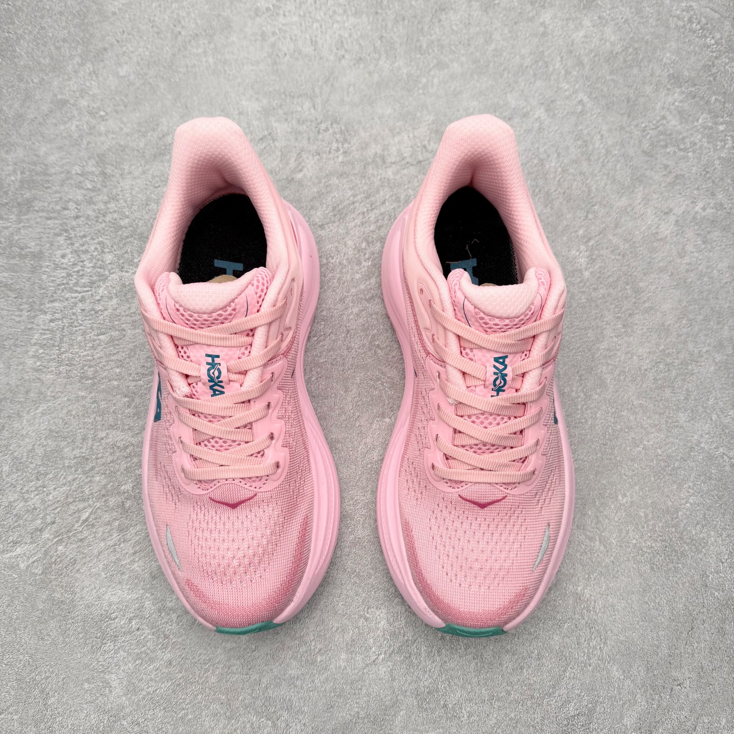 图片[2]-HOKA ONE ONE Bondi 9 WIDE 邦迪九代舒适防滑耐磨低帮休闲跑步鞋 HOKA ONE ONE是来自美国的跑步鞋知名品牌，创立于2009年，始终致力于为所有跑者提供更新、更好的跑步装备。相比常规跑鞋，HOKA ONE ONE特别研发使用性能独特的几何形跑鞋中底，此种鞋底更厚、更高、回弹性也更好，除了卓越的缓冲性能，它还能內各种阶段的跑者带来更具动感、更加稳定的跑步体验。HOKAONE ONE从设计之初就清楚意识到，要保证跑者步幅的均匀一致，双脚自然而然的运动至关重要。尺码：36 36.5 37.5 38 38.5 39 40 40.5 41 42 42.5 43 44 44.5 45-选品中心