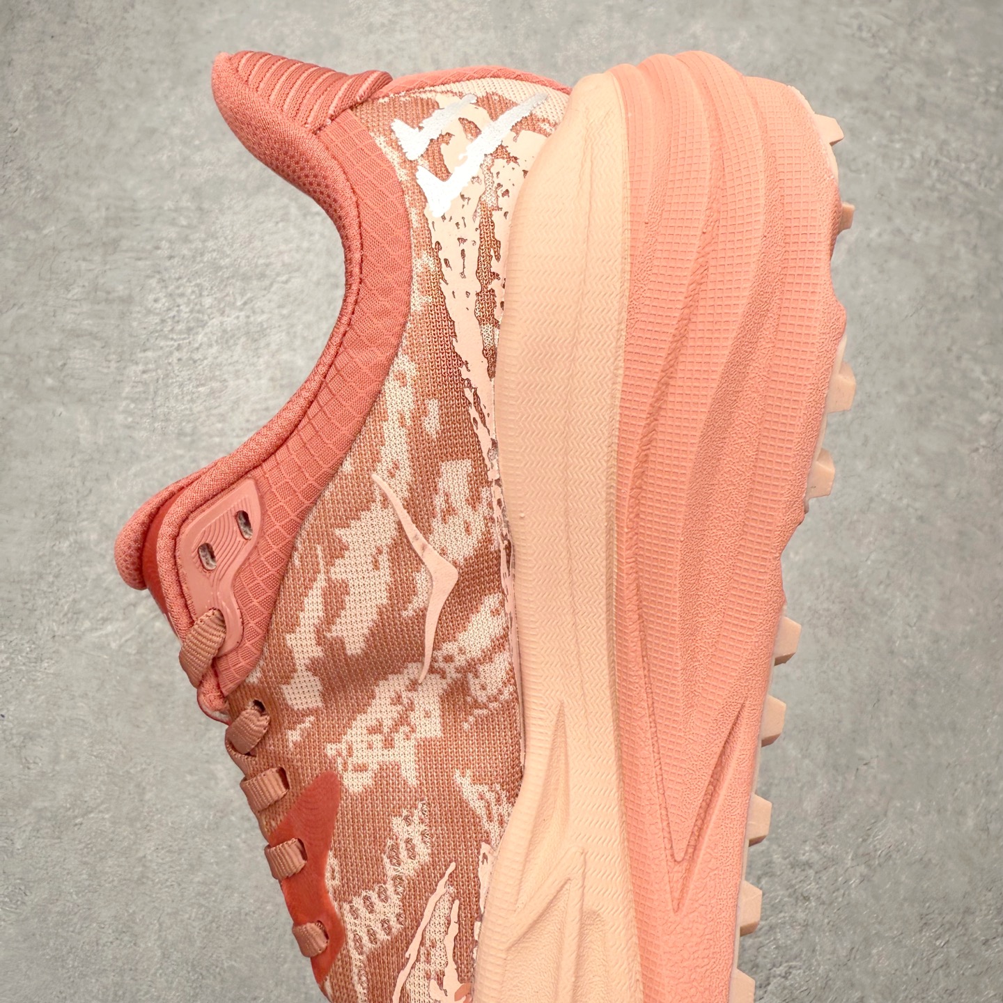 图片[7]-HOKA ONE ONE Stinson 7 ATR 斯廷森7代系列低帮全地形厚底轻量运动越野跑鞋 HOKA ONE ONE总是以独特的方式 Stinson ATR 主打整个HOKA系列中最出色最厚中底设计 堪称名副其实的“减震王” 这一款多功能全地形跑鞋采用以废旧塑料制成的尤尼菲 Reprieve再生面料 比其前代产品的重量更轻、稳定性更高 与鞋带一体化设计的全新孔眼可提供独立的支撑 精心打磨的后跟鞋口圈可带来松软契合的舒适脚感 而紧密分布的凸耳则可以确保绝佳的稳定性 尺码：36 36.5 37.5 38 38.5 39 40 40.5 41 42 42.5 43 44 44.5 45-选品中心