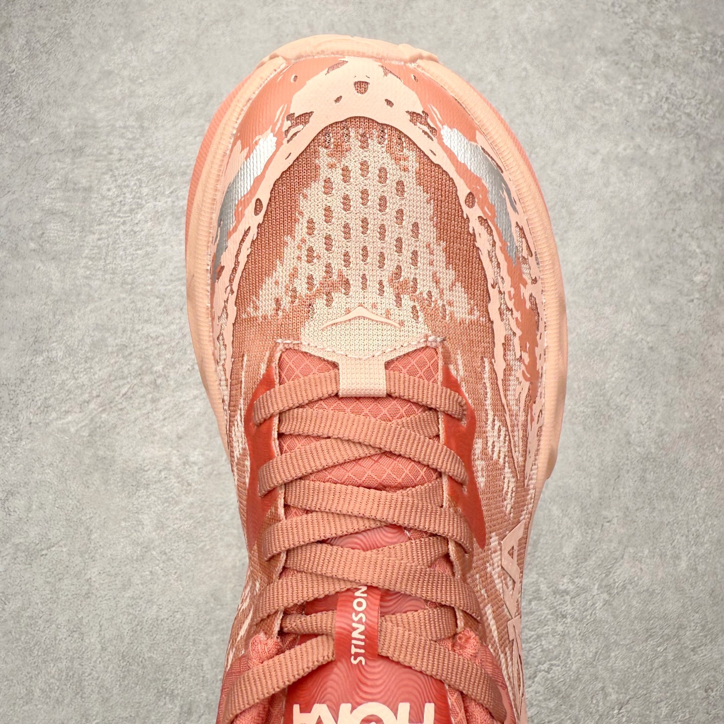 图片[4]-HOKA ONE ONE Stinson 7 ATR 斯廷森7代系列低帮全地形厚底轻量运动越野跑鞋 HOKA ONE ONE总是以独特的方式 Stinson ATR 主打整个HOKA系列中最出色最厚中底设计 堪称名副其实的“减震王” 这一款多功能全地形跑鞋采用以废旧塑料制成的尤尼菲 Reprieve再生面料 比其前代产品的重量更轻、稳定性更高 与鞋带一体化设计的全新孔眼可提供独立的支撑 精心打磨的后跟鞋口圈可带来松软契合的舒适脚感 而紧密分布的凸耳则可以确保绝佳的稳定性 尺码：36 36.5 37.5 38 38.5 39 40 40.5 41 42 42.5 43 44 44.5 45-选品中心