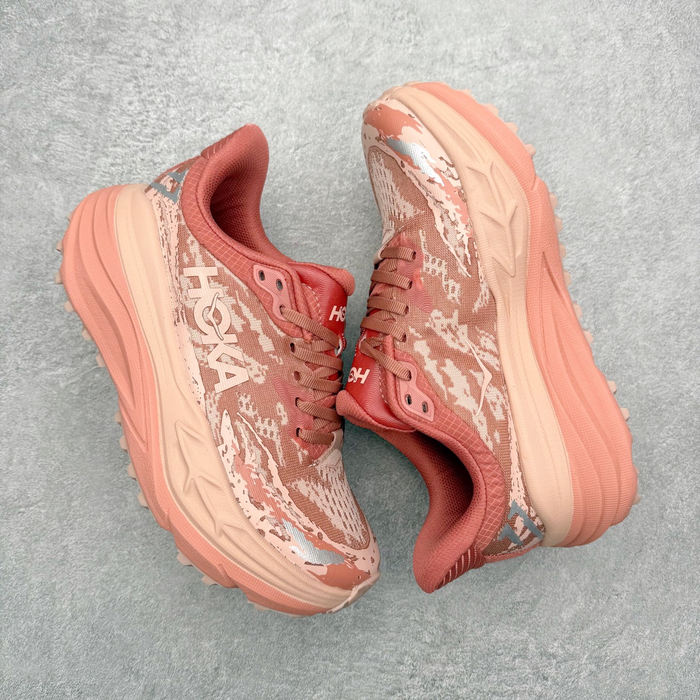 图片[3]-HOKA ONE ONE Stinson 7 ATR 斯廷森7代系列低帮全地形厚底轻量运动越野跑鞋 HOKA ONE ONE总是以独特的方式 Stinson ATR 主打整个HOKA系列中最出色最厚中底设计 堪称名副其实的“减震王” 这一款多功能全地形跑鞋采用以废旧塑料制成的尤尼菲 Reprieve再生面料 比其前代产品的重量更轻、稳定性更高 与鞋带一体化设计的全新孔眼可提供独立的支撑 精心打磨的后跟鞋口圈可带来松软契合的舒适脚感 而紧密分布的凸耳则可以确保绝佳的稳定性 尺码：36 36.5 37.5 38 38.5 39 40 40.5 41 42 42.5 43 44 44.5 45-选品中心