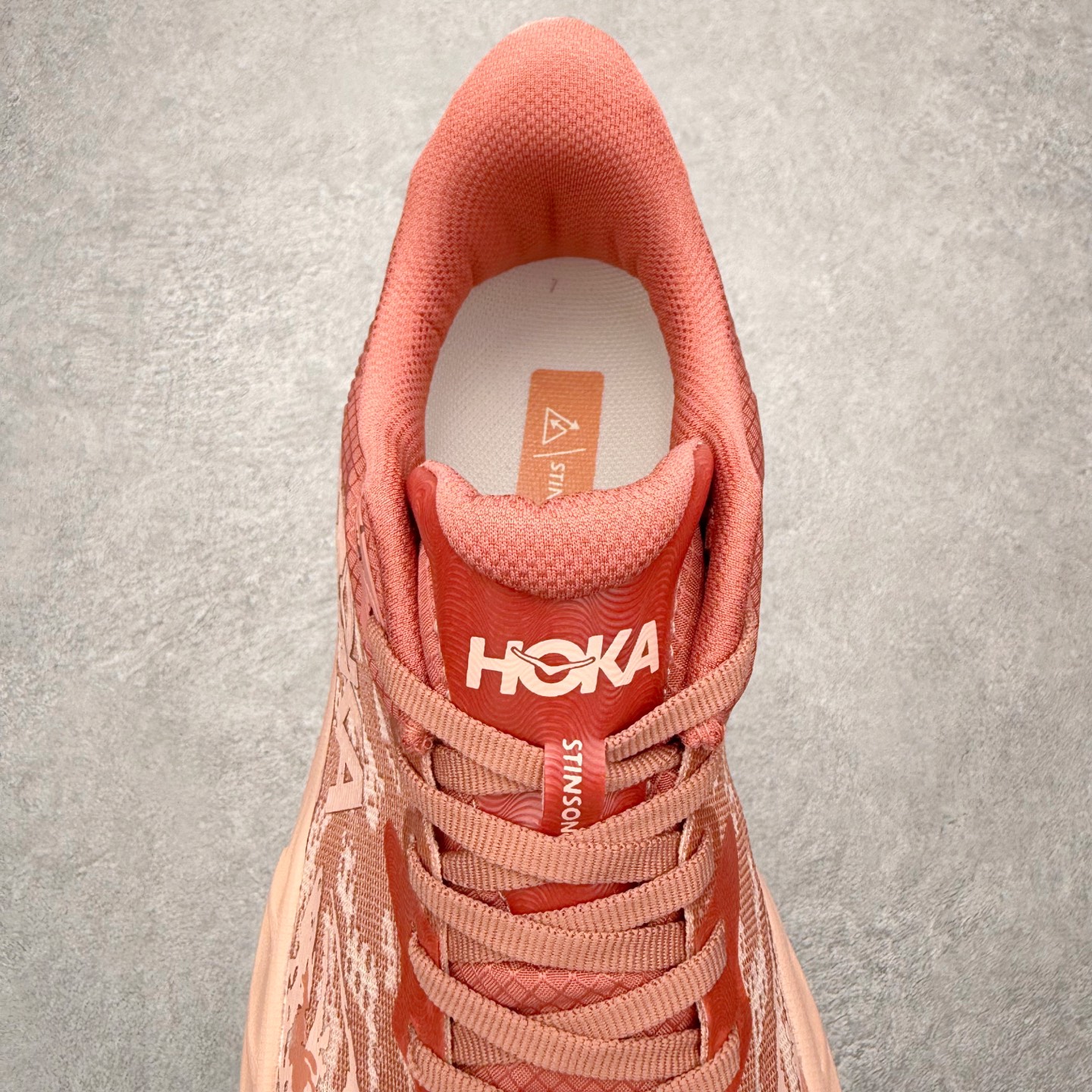 图片[5]-HOKA ONE ONE Stinson 7 ATR 斯廷森7代系列低帮全地形厚底轻量运动越野跑鞋 HOKA ONE ONE总是以独特的方式 Stinson ATR 主打整个HOKA系列中最出色最厚中底设计 堪称名副其实的“减震王” 这一款多功能全地形跑鞋采用以废旧塑料制成的尤尼菲 Reprieve再生面料 比其前代产品的重量更轻、稳定性更高 与鞋带一体化设计的全新孔眼可提供独立的支撑 精心打磨的后跟鞋口圈可带来松软契合的舒适脚感 而紧密分布的凸耳则可以确保绝佳的稳定性 尺码：36 36.5 37.5 38 38.5 39 40 40.5 41 42 42.5 43 44 44.5 45-选品中心
