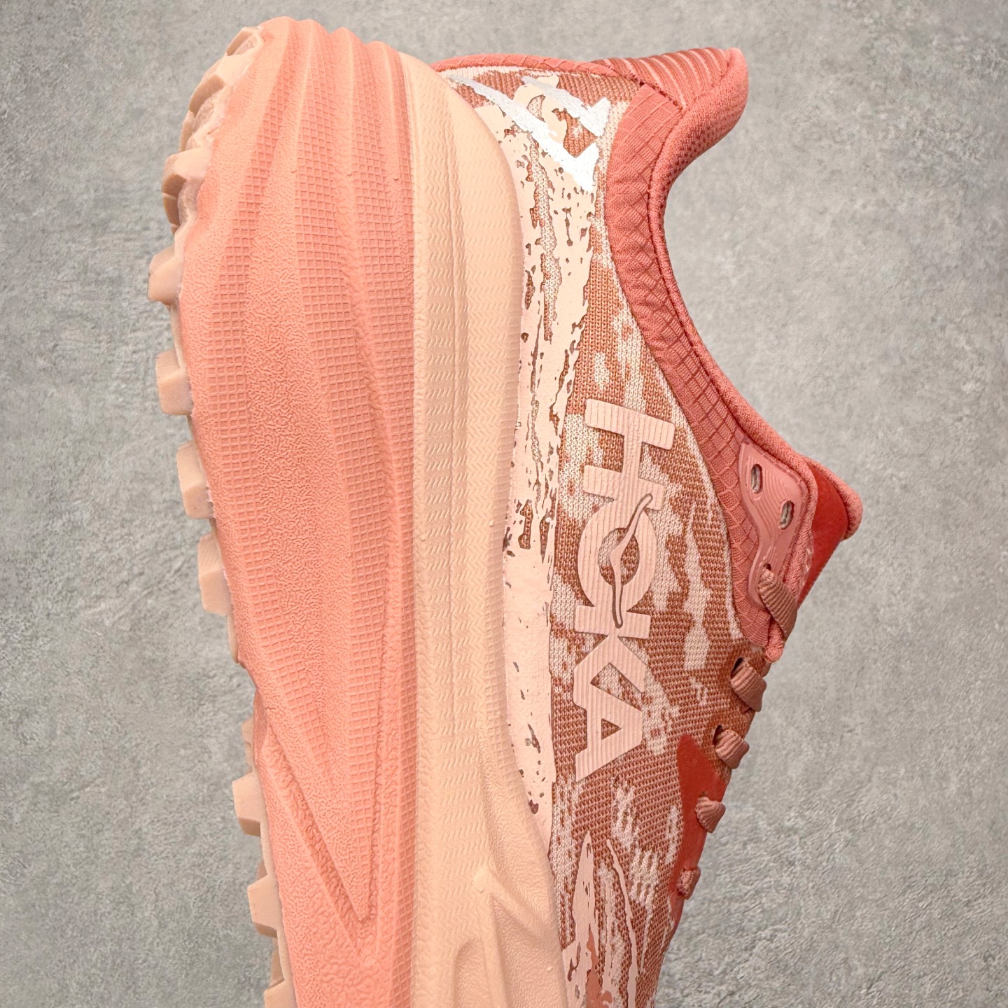 图片[6]-HOKA ONE ONE Stinson 7 ATR 斯廷森7代系列低帮全地形厚底轻量运动越野跑鞋 HOKA ONE ONE总是以独特的方式 Stinson ATR 主打整个HOKA系列中最出色最厚中底设计 堪称名副其实的“减震王” 这一款多功能全地形跑鞋采用以废旧塑料制成的尤尼菲 Reprieve再生面料 比其前代产品的重量更轻、稳定性更高 与鞋带一体化设计的全新孔眼可提供独立的支撑 精心打磨的后跟鞋口圈可带来松软契合的舒适脚感 而紧密分布的凸耳则可以确保绝佳的稳定性 尺码：36 36.5 37.5 38 38.5 39 40 40.5 41 42 42.5 43 44 44.5 45-选品中心