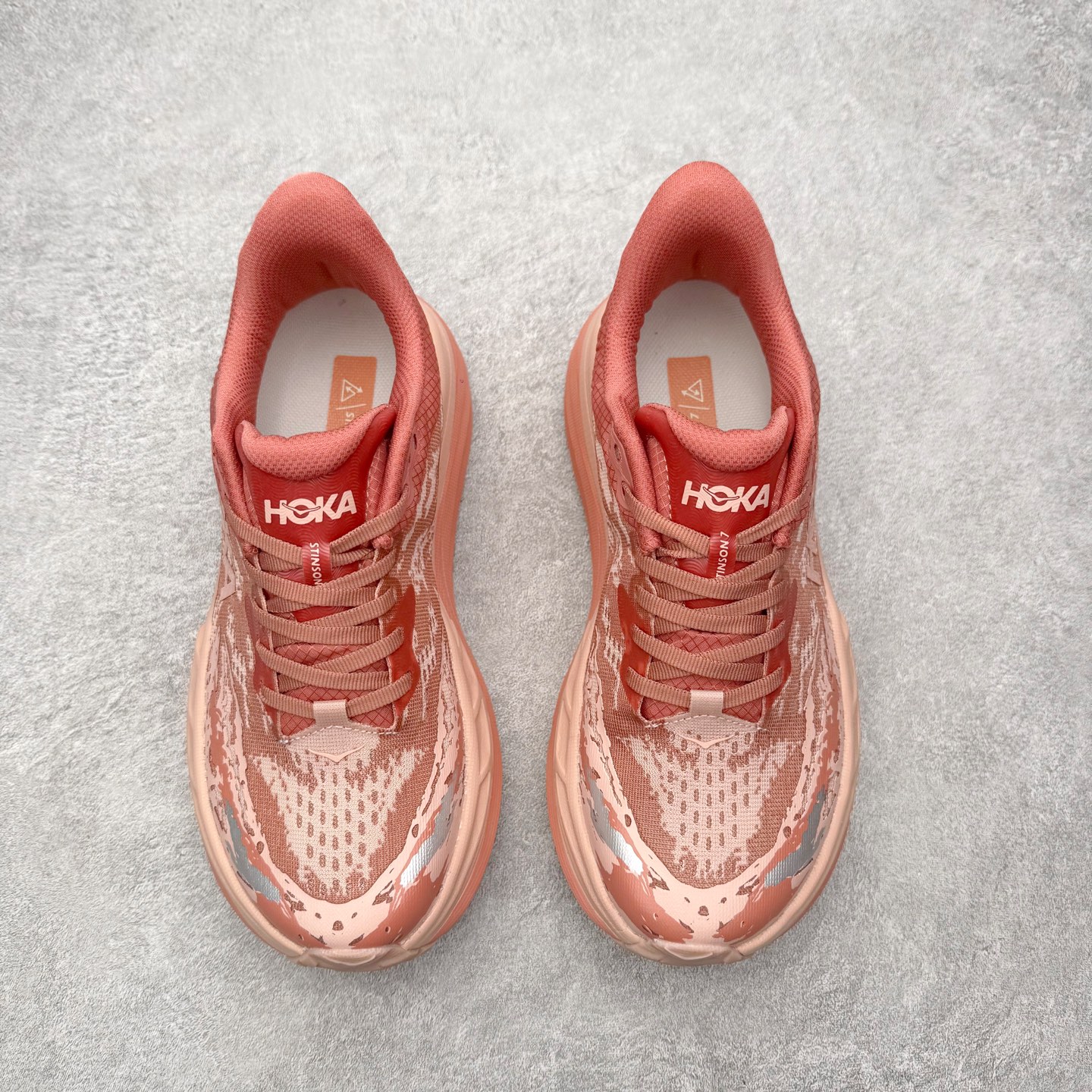 图片[2]-HOKA ONE ONE Stinson 7 ATR 斯廷森7代系列低帮全地形厚底轻量运动越野跑鞋 HOKA ONE ONE总是以独特的方式 Stinson ATR 主打整个HOKA系列中最出色最厚中底设计 堪称名副其实的“减震王” 这一款多功能全地形跑鞋采用以废旧塑料制成的尤尼菲 Reprieve再生面料 比其前代产品的重量更轻、稳定性更高 与鞋带一体化设计的全新孔眼可提供独立的支撑 精心打磨的后跟鞋口圈可带来松软契合的舒适脚感 而紧密分布的凸耳则可以确保绝佳的稳定性 尺码：36 36.5 37.5 38 38.5 39 40 40.5 41 42 42.5 43 44 44.5 45-选品中心