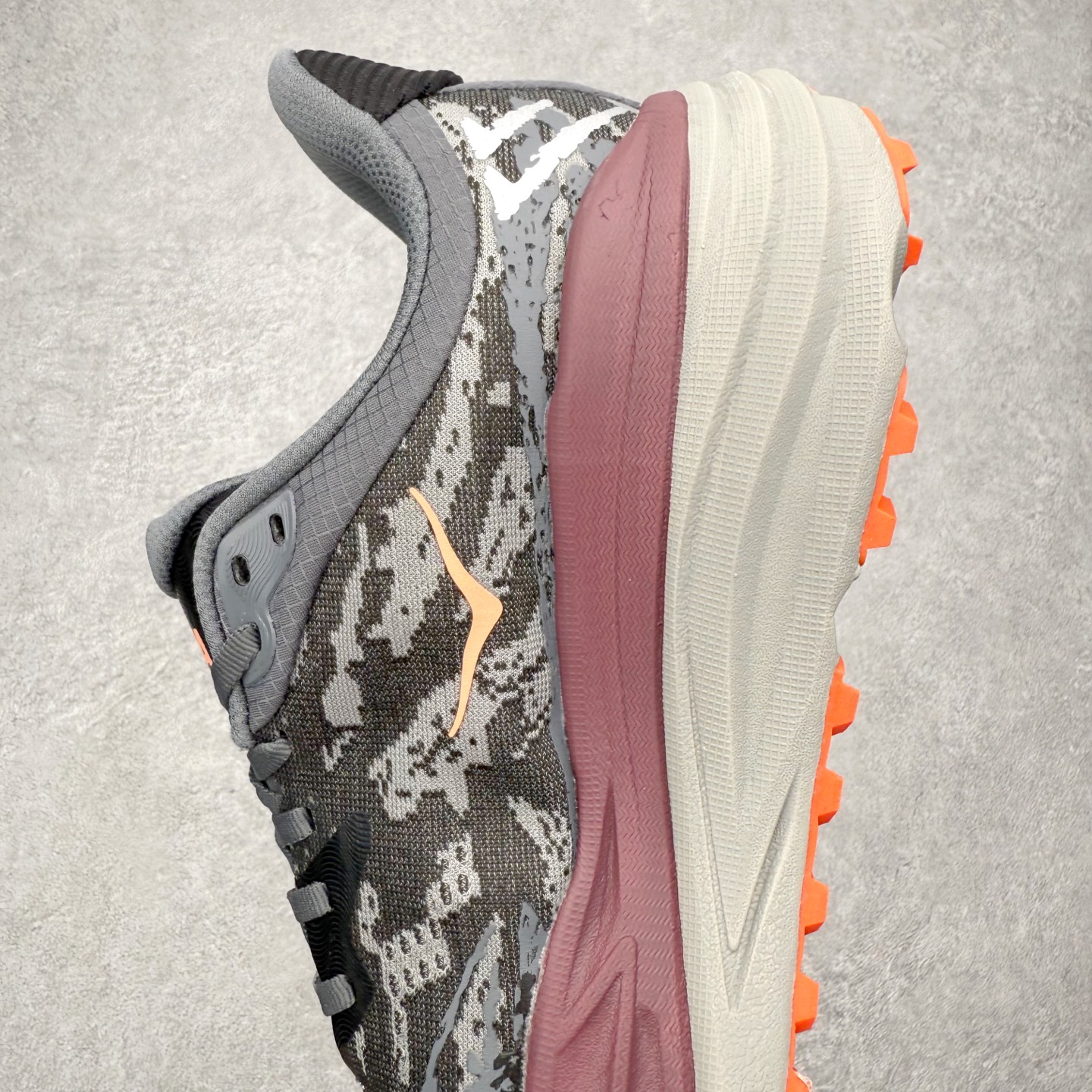 图片[7]-HOKA ONE ONE Stinson 7 ATR 斯廷森7代系列低帮全地形厚底轻量运动越野跑鞋 HOKA ONE ONE总是以独特的方式 Stinson ATR 主打整个HOKA系列中最出色最厚中底设计 堪称名副其实的“减震王” 这一款多功能全地形跑鞋采用以废旧塑料制成的尤尼菲 Reprieve再生面料 比其前代产品的重量更轻、稳定性更高 与鞋带一体化设计的全新孔眼可提供独立的支撑 精心打磨的后跟鞋口圈可带来松软契合的舒适脚感 而紧密分布的凸耳则可以确保绝佳的稳定性 尺码：36 36.5 37.5 38 38.5 39 40 40.5 41 42 42.5 43 44 44.5 45-选品中心