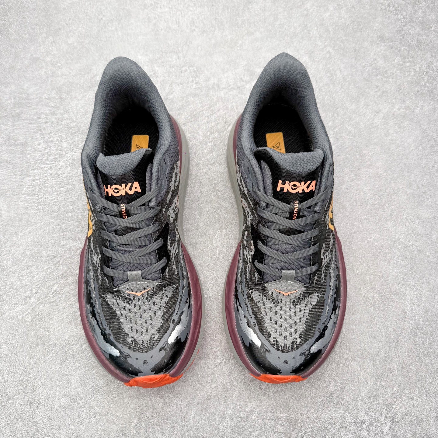 图片[2]-HOKA ONE ONE Stinson 7 ATR 斯廷森7代系列低帮全地形厚底轻量运动越野跑鞋 HOKA ONE ONE总是以独特的方式 Stinson ATR 主打整个HOKA系列中最出色最厚中底设计 堪称名副其实的“减震王” 这一款多功能全地形跑鞋采用以废旧塑料制成的尤尼菲 Reprieve再生面料 比其前代产品的重量更轻、稳定性更高 与鞋带一体化设计的全新孔眼可提供独立的支撑 精心打磨的后跟鞋口圈可带来松软契合的舒适脚感 而紧密分布的凸耳则可以确保绝佳的稳定性 尺码：36 36.5 37.5 38 38.5 39 40 40.5 41 42 42.5 43 44 44.5 45-选品中心