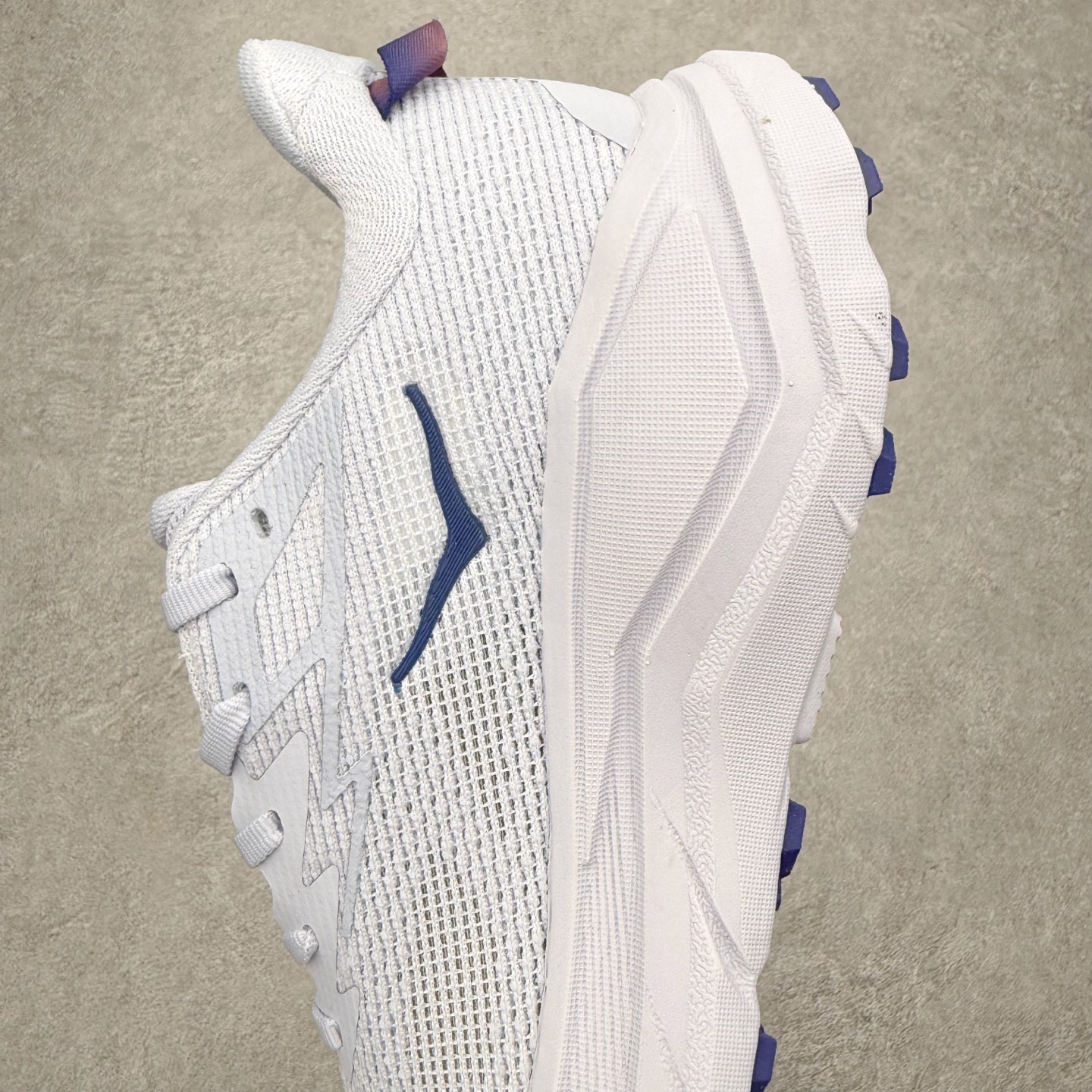 图片[7]-HOKA ONE ONE Challenger ATR 8 挑战者八代轻便耐磨防滑跑步鞋 新一代Challenger泡棉中底减重10% 增加3mm强化缓震、打造Q弹脚感 后跟采用延伸设计 加强跟腱保护、便于穿脱 搭配环保工程网布增加透气、短靴细节防止碎石进入 重新设计的大底以轮胎刻纹为灵感 以更密集的全大底水波刻纹 搭配加大面积的高耐磨橡胶与4mm大刻纹设计 增加整体抓地力与稳定性 尺码：36 36.5 37.5 38 38.5 39 40 40.5 41 42 42.5 43 44 44.5 45-选品中心