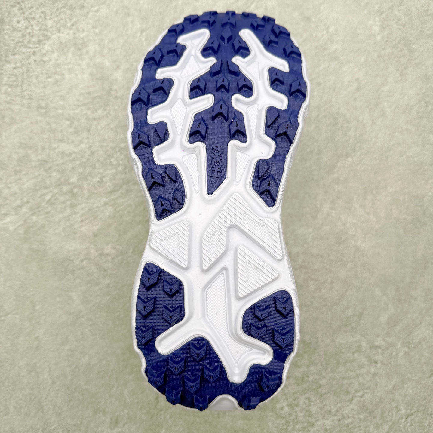 图片[9]-HOKA ONE ONE Challenger ATR 8 挑战者八代轻便耐磨防滑跑步鞋 新一代Challenger泡棉中底减重10% 增加3mm强化缓震、打造Q弹脚感 后跟采用延伸设计 加强跟腱保护、便于穿脱 搭配环保工程网布增加透气、短靴细节防止碎石进入 重新设计的大底以轮胎刻纹为灵感 以更密集的全大底水波刻纹 搭配加大面积的高耐磨橡胶与4mm大刻纹设计 增加整体抓地力与稳定性 尺码：36 36.5 37.5 38 38.5 39 40 40.5 41 42 42.5 43 44 44.5 45-选品中心