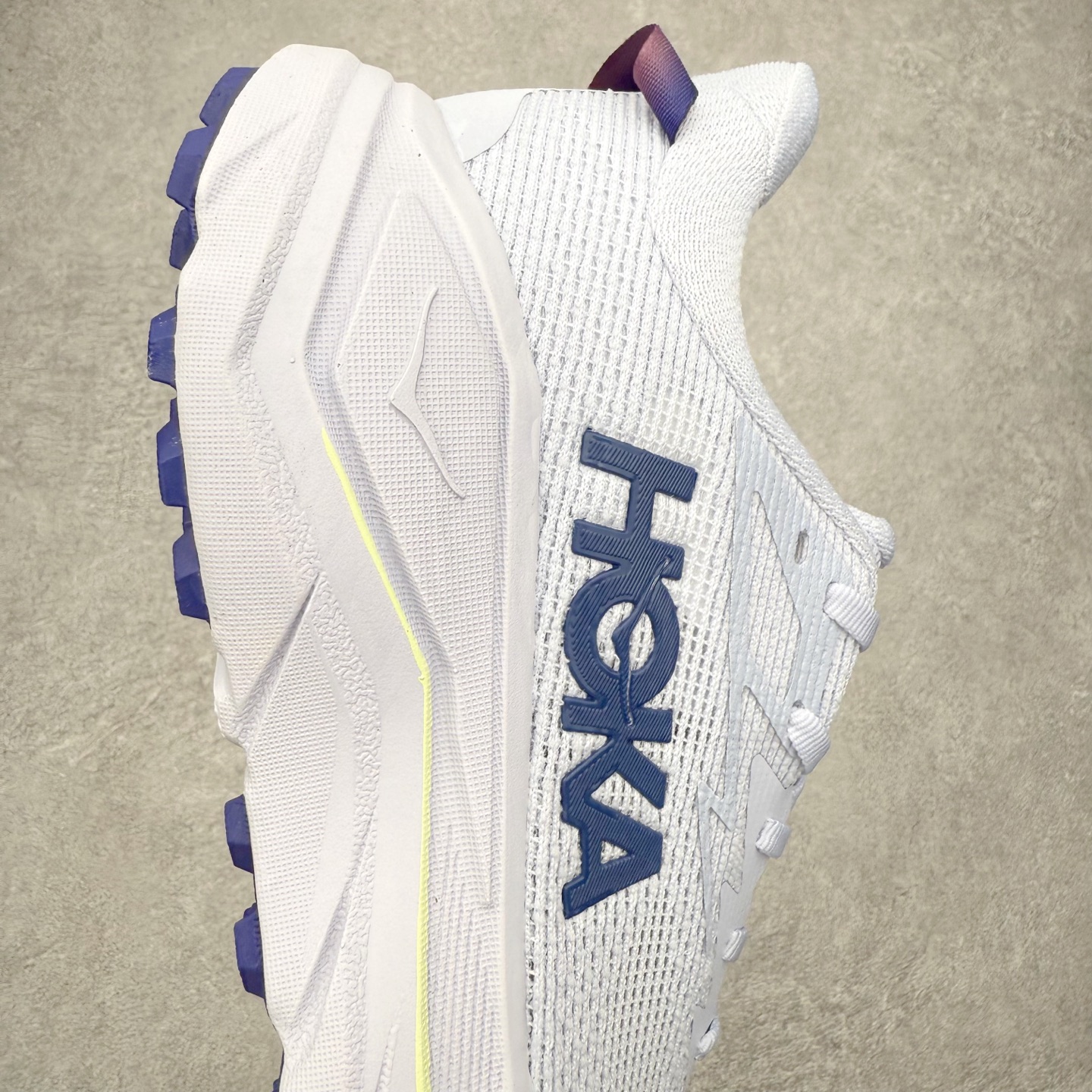 图片[6]-HOKA ONE ONE Challenger ATR 8 挑战者八代轻便耐磨防滑跑步鞋 新一代Challenger泡棉中底减重10% 增加3mm强化缓震、打造Q弹脚感 后跟采用延伸设计 加强跟腱保护、便于穿脱 搭配环保工程网布增加透气、短靴细节防止碎石进入 重新设计的大底以轮胎刻纹为灵感 以更密集的全大底水波刻纹 搭配加大面积的高耐磨橡胶与4mm大刻纹设计 增加整体抓地力与稳定性 尺码：36 36.5 37.5 38 38.5 39 40 40.5 41 42 42.5 43 44 44.5 45-选品中心