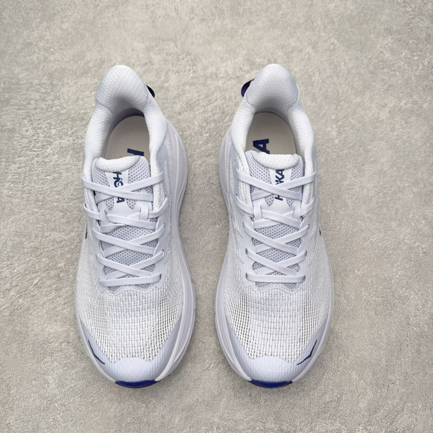 图片[2]-HOKA ONE ONE Challenger ATR 8 挑战者八代轻便耐磨防滑跑步鞋 新一代Challenger泡棉中底减重10% 增加3mm强化缓震、打造Q弹脚感 后跟采用延伸设计 加强跟腱保护、便于穿脱 搭配环保工程网布增加透气、短靴细节防止碎石进入 重新设计的大底以轮胎刻纹为灵感 以更密集的全大底水波刻纹 搭配加大面积的高耐磨橡胶与4mm大刻纹设计 增加整体抓地力与稳定性 尺码：36 36.5 37.5 38 38.5 39 40 40.5 41 42 42.5 43 44 44.5 45-选品中心