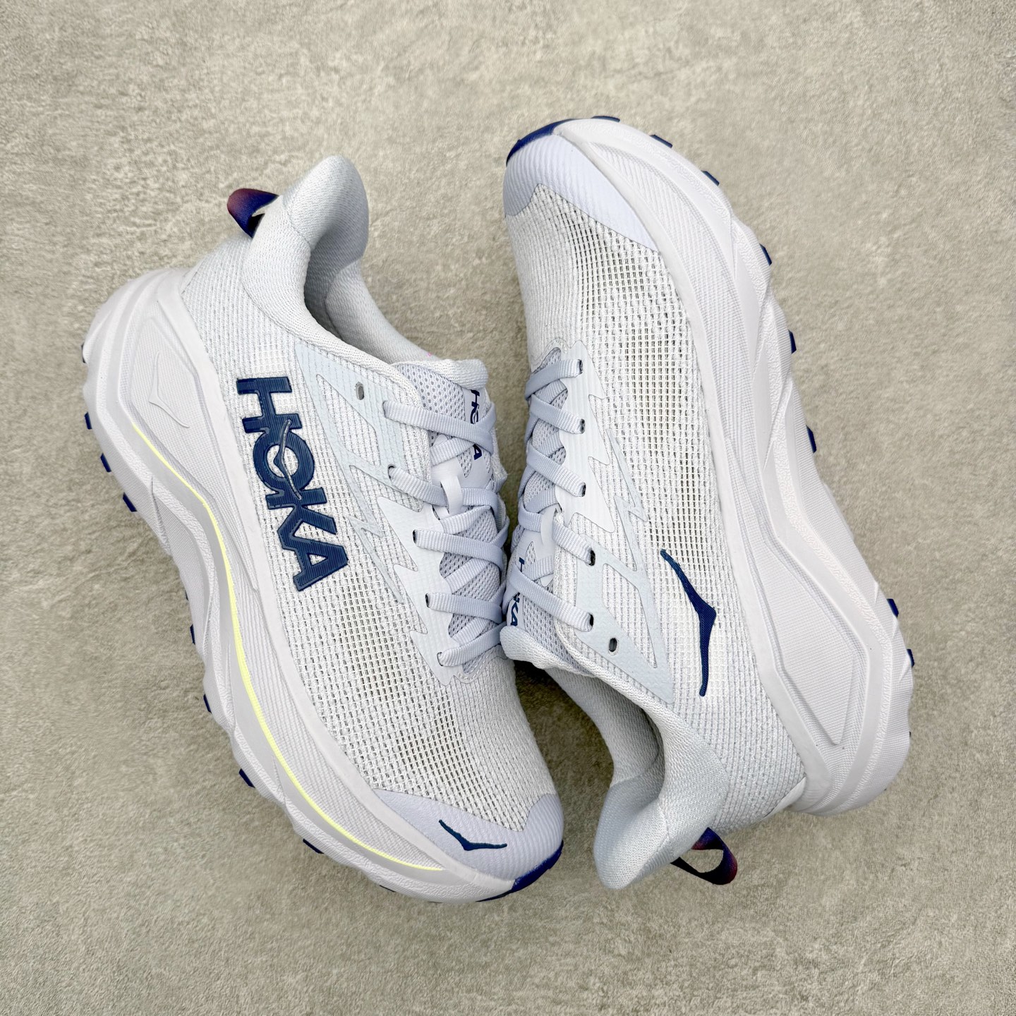 图片[3]-HOKA ONE ONE Challenger ATR 8 挑战者八代轻便耐磨防滑跑步鞋 新一代Challenger泡棉中底减重10% 增加3mm强化缓震、打造Q弹脚感 后跟采用延伸设计 加强跟腱保护、便于穿脱 搭配环保工程网布增加透气、短靴细节防止碎石进入 重新设计的大底以轮胎刻纹为灵感 以更密集的全大底水波刻纹 搭配加大面积的高耐磨橡胶与4mm大刻纹设计 增加整体抓地力与稳定性 尺码：36 36.5 37.5 38 38.5 39 40 40.5 41 42 42.5 43 44 44.5 45-选品中心