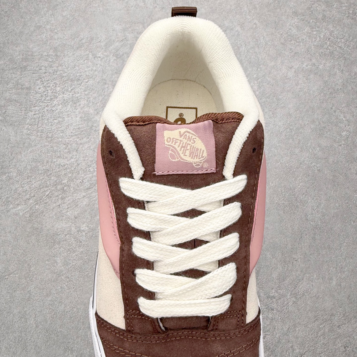 图片[5]-Vans Knu Skool 铆钉粉棕色 官方新款 复古休闲胖胖面包鞋 此次以铆钉元素为设计亮点，面包鞋标志性的立体大Logo搭配麂皮材质，质感拉满，后跟融合铆钉元素，街头复古风十足。 尺码：35 36 36.5 37 38 38.5 39 40 40.5 41 42 42.5 43 44 45-选品中心