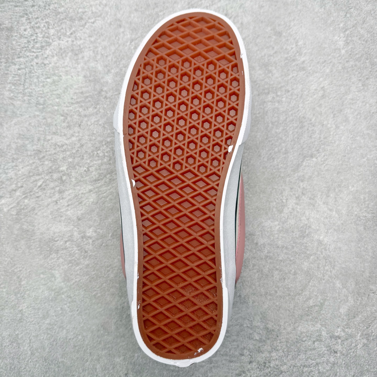 图片[9]-Vans Knu Skool 铆钉粉棕色 官方新款 复古休闲胖胖面包鞋 此次以铆钉元素为设计亮点，面包鞋标志性的立体大Logo搭配麂皮材质，质感拉满，后跟融合铆钉元素，街头复古风十足。 尺码：35 36 36.5 37 38 38.5 39 40 40.5 41 42 42.5 43 44 45-选品中心