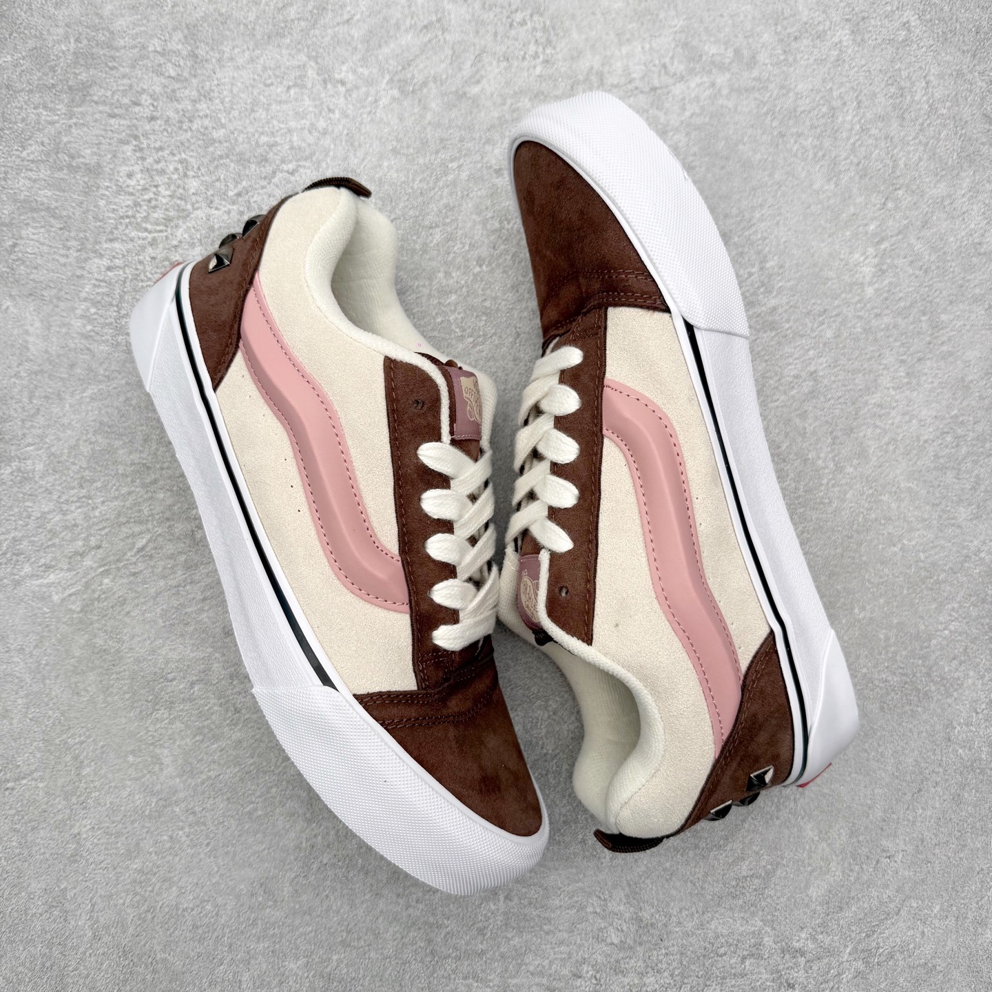 图片[3]-Vans Knu Skool 铆钉粉棕色 官方新款 复古休闲胖胖面包鞋 此次以铆钉元素为设计亮点，面包鞋标志性的立体大Logo搭配麂皮材质，质感拉满，后跟融合铆钉元素，街头复古风十足。 尺码：35 36 36.5 37 38 38.5 39 40 40.5 41 42 42.5 43 44 45-选品中心