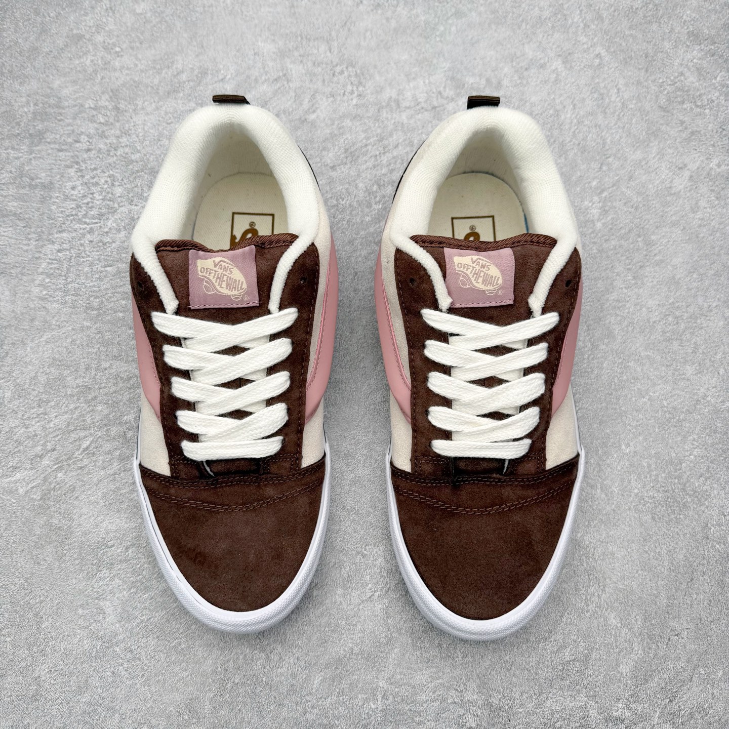 图片[2]-Vans Knu Skool 铆钉粉棕色 官方新款 复古休闲胖胖面包鞋 此次以铆钉元素为设计亮点，面包鞋标志性的立体大Logo搭配麂皮材质，质感拉满，后跟融合铆钉元素，街头复古风十足。 尺码：35 36 36.5 37 38 38.5 39 40 40.5 41 42 42.5 43 44 45-选品中心