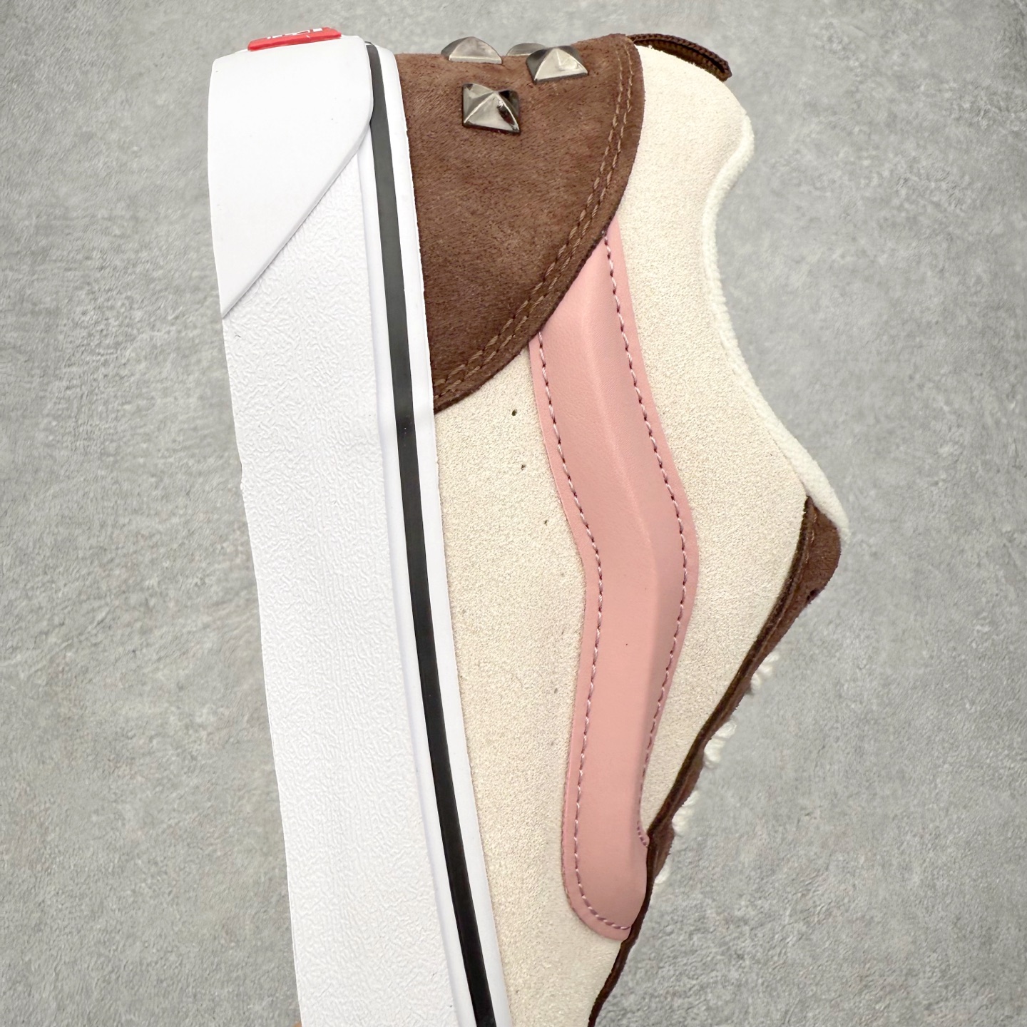 图片[6]-Vans Knu Skool 铆钉粉棕色 官方新款 复古休闲胖胖面包鞋 此次以铆钉元素为设计亮点，面包鞋标志性的立体大Logo搭配麂皮材质，质感拉满，后跟融合铆钉元素，街头复古风十足。 尺码：35 36 36.5 37 38 38.5 39 40 40.5 41 42 42.5 43 44 45-选品中心