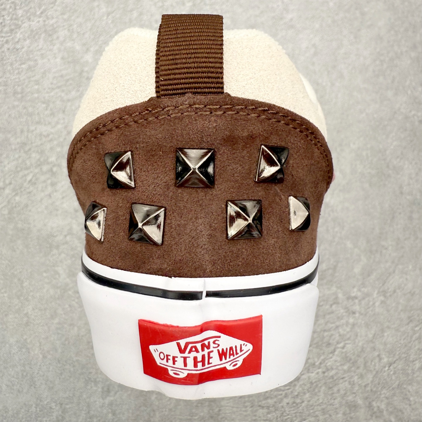 图片[8]-Vans Knu Skool 铆钉粉棕色 官方新款 复古休闲胖胖面包鞋 此次以铆钉元素为设计亮点，面包鞋标志性的立体大Logo搭配麂皮材质，质感拉满，后跟融合铆钉元素，街头复古风十足。 尺码：35 36 36.5 37 38 38.5 39 40 40.5 41 42 42.5 43 44 45-选品中心