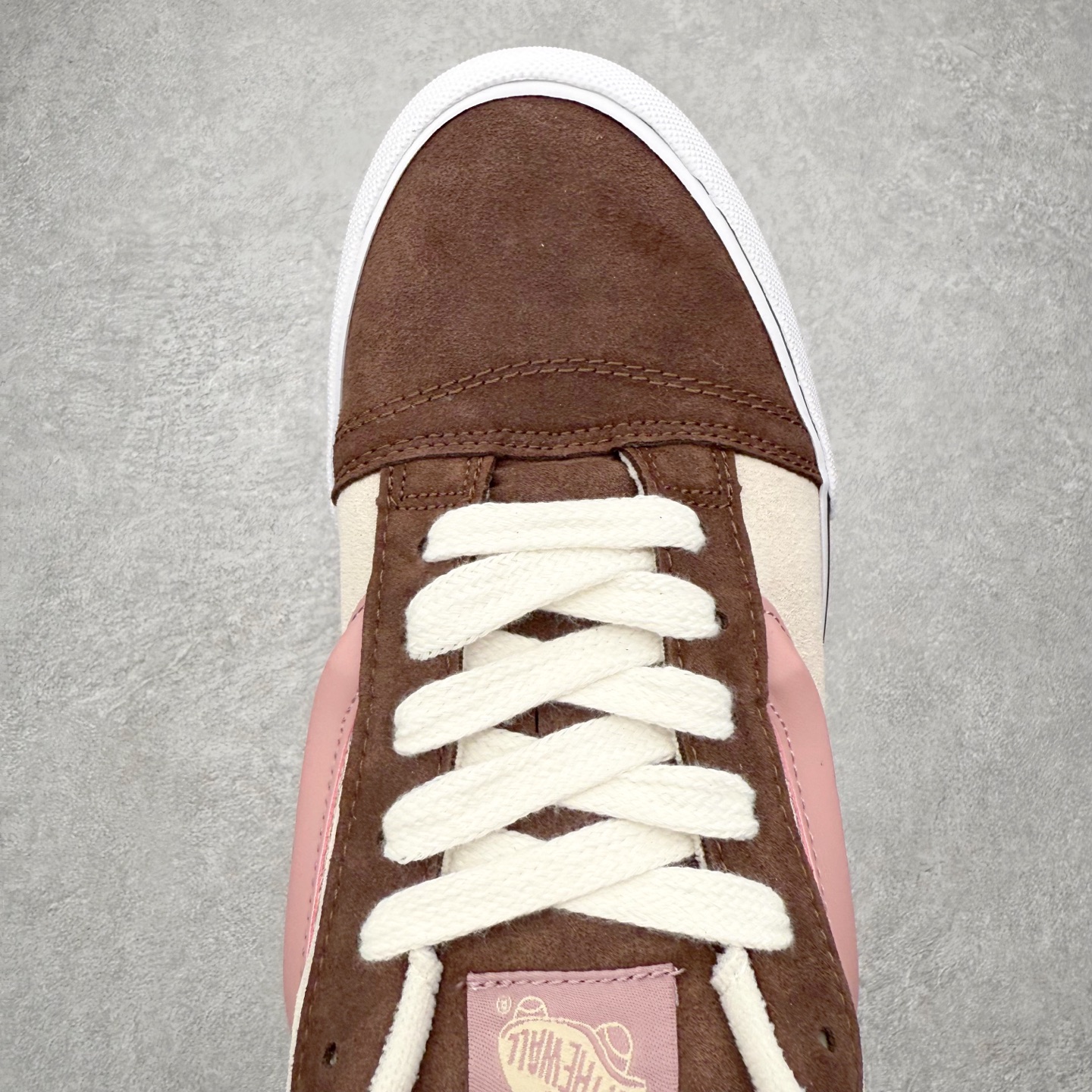 图片[4]-Vans Knu Skool 铆钉粉棕色 官方新款 复古休闲胖胖面包鞋 此次以铆钉元素为设计亮点，面包鞋标志性的立体大Logo搭配麂皮材质，质感拉满，后跟融合铆钉元素，街头复古风十足。 尺码：35 36 36.5 37 38 38.5 39 40 40.5 41 42 42.5 43 44 45-选品中心