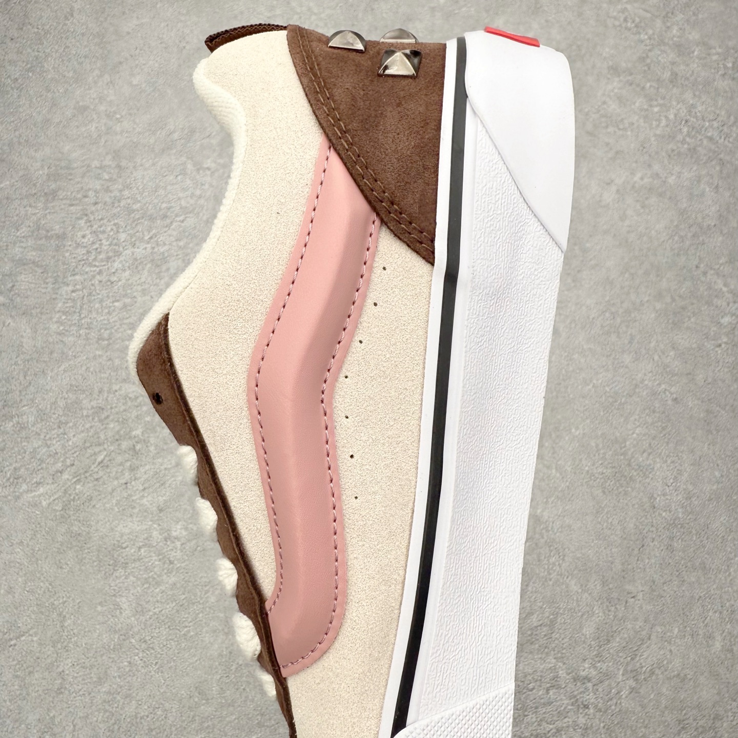 图片[7]-Vans Knu Skool 铆钉粉棕色 官方新款 复古休闲胖胖面包鞋 此次以铆钉元素为设计亮点，面包鞋标志性的立体大Logo搭配麂皮材质，质感拉满，后跟融合铆钉元素，街头复古风十足。 尺码：35 36 36.5 37 38 38.5 39 40 40.5 41 42 42.5 43 44 45-选品中心