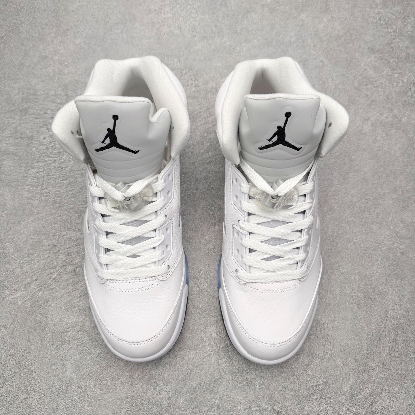 图片[2]-＃纯原 Air Jordan AJ5 Retro 白银 HQ7978-103 SZ原厂全套原楦原纸板磨具开发 原厂皮料加持 原厂港宝加持定型后跟R度完美 同源原厂电绣 飞人针数密度立体效果一致 原厂拉帮手法 原厂配置纸衬高频鞋盒 原厂指令配双鞋带 原厂TPU网格鞋带扣 超高鞋面清洁度 最高QC检验标准 控制溢胶瑕疵 到手可放心比对发售原鞋 上脚百分百充正驾驭 尺码：40 40.5 41 42 42.5 43 44 44.5 45 46 47.5-选品中心