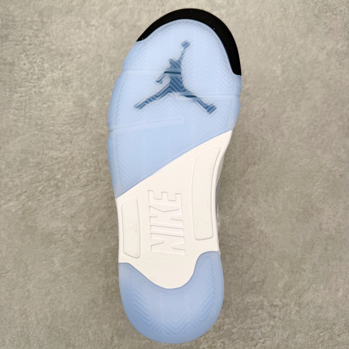 图片[9]-＃纯原 Air Jordan AJ5 Retro 白银 HQ7978-103 SZ原厂全套原楦原纸板磨具开发 原厂皮料加持 原厂港宝加持定型后跟R度完美 同源原厂电绣 飞人针数密度立体效果一致 原厂拉帮手法 原厂配置纸衬高频鞋盒 原厂指令配双鞋带 原厂TPU网格鞋带扣 超高鞋面清洁度 最高QC检验标准 控制溢胶瑕疵 到手可放心比对发售原鞋 上脚百分百充正驾驭 尺码：40 40.5 41 42 42.5 43 44 44.5 45 46 47.5-选品中心